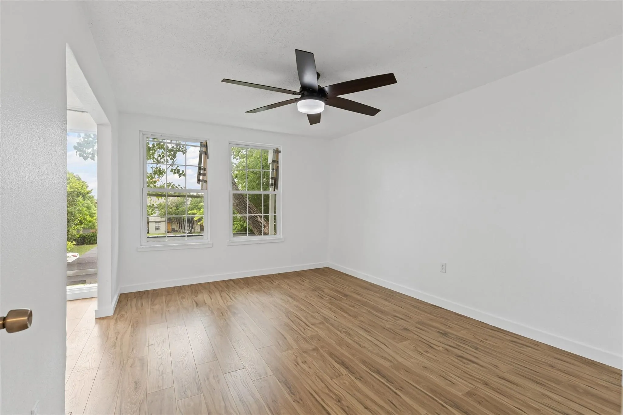 Single Family Residence For Sale in Tarrant County , 6315-6317 Walraven Circle, Fort Worth, Texas 76133, 5 Bedroom, 6 Bathroom, 4 Garage spaces, 3,151 Sqft, built in 1968, mls#21382047, Real Estate Agent in Fort Worth, Homes For Sale in Tarrant county, Homes For Sale in Fort Worth, Realtor in Fort Worth Texas, Real Estate Brokerage Independent Realty Texas, Luminita Cordes Realtor