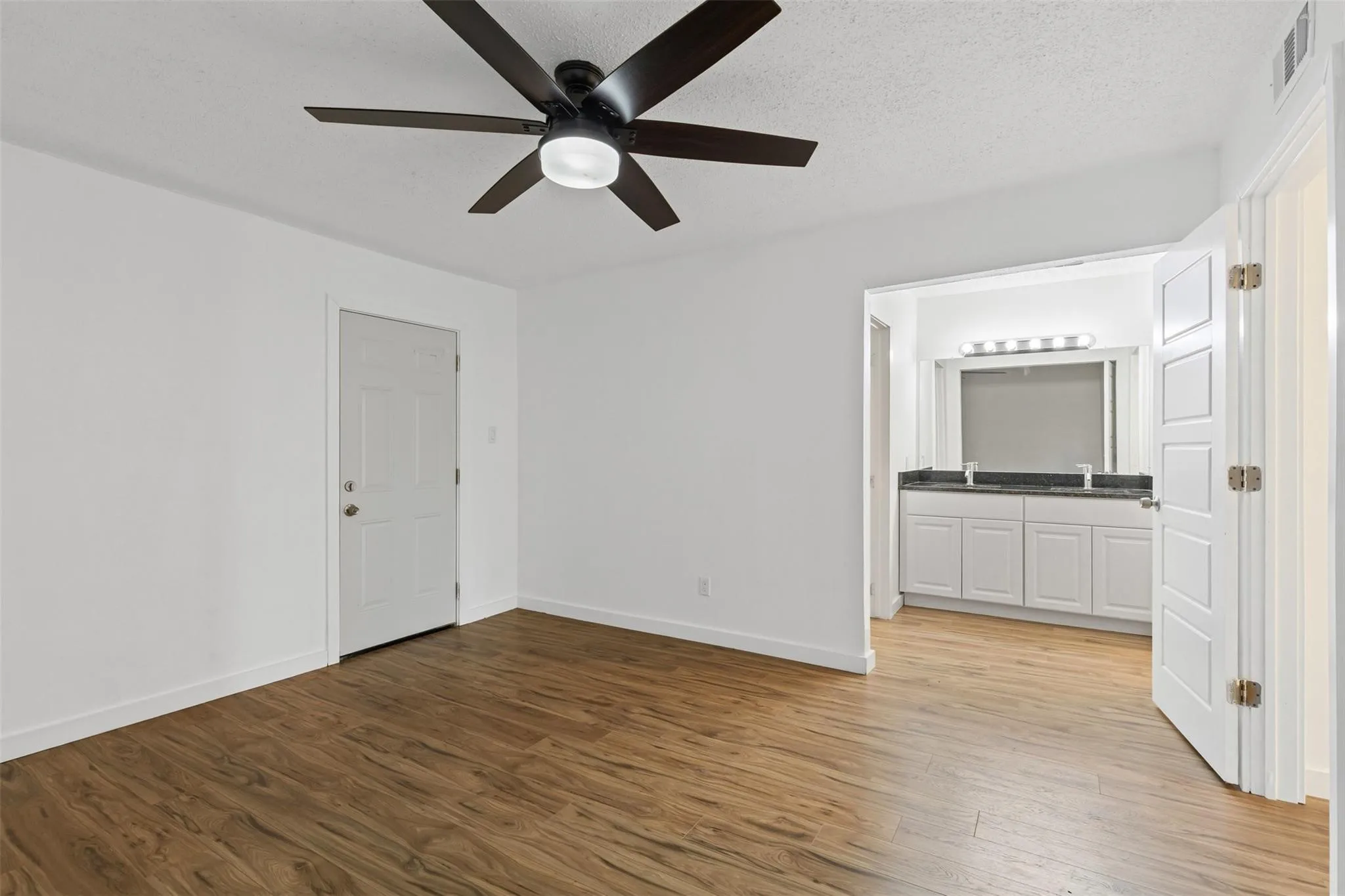 Single Family Residence For Sale in Tarrant County , 6315-6317 Walraven Circle, Fort Worth, Texas 76133, 5 Bedroom, 6 Bathroom, 4 Garage spaces, 3,151 Sqft, built in 1968, mls#21382047, Real Estate Agent in Fort Worth, Homes For Sale in Tarrant county, Homes For Sale in Fort Worth, Realtor in Fort Worth Texas, Real Estate Brokerage Independent Realty Texas, Luminita Cordes Realtor
