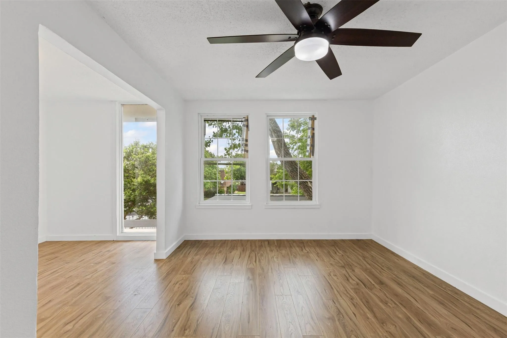 Single Family Residence For Sale in Tarrant County , 6315-6317 Walraven Circle, Fort Worth, Texas 76133, 5 Bedroom, 6 Bathroom, 4 Garage spaces, 3,151 Sqft, built in 1968, mls#21382047, Real Estate Agent in Fort Worth, Homes For Sale in Tarrant county, Homes For Sale in Fort Worth, Realtor in Fort Worth Texas, Real Estate Brokerage Independent Realty Texas, Luminita Cordes Realtor
