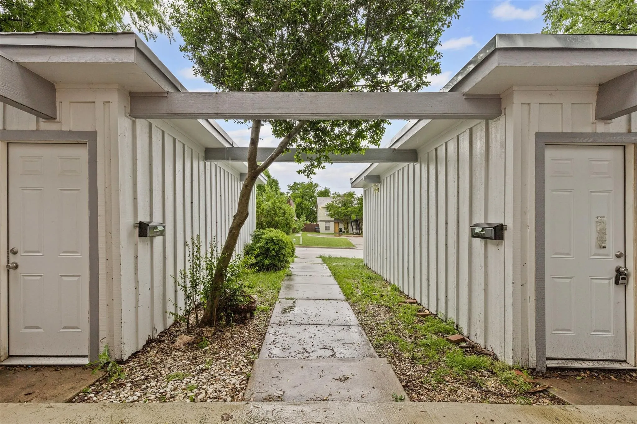 Single Family Residence For Sale in Tarrant County , 6315-6317 Walraven Circle, Fort Worth, Texas 76133, 5 Bedroom, 6 Bathroom, 4 Garage spaces, 3,151 Sqft, built in 1968, mls#21382047, Real Estate Agent in Fort Worth, Homes For Sale in Tarrant county, Homes For Sale in Fort Worth, Realtor in Fort Worth Texas, Real Estate Brokerage Independent Realty Texas, Luminita Cordes Realtor