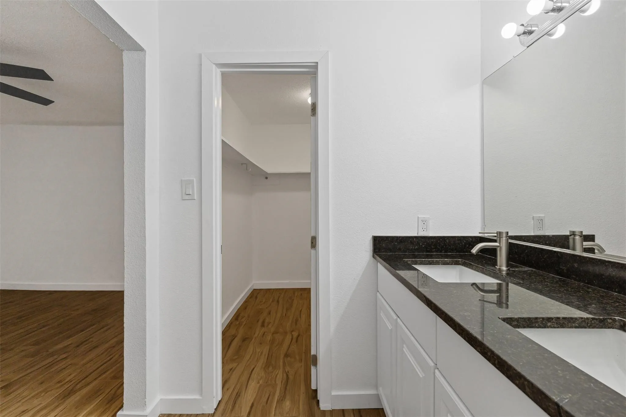 Single Family Residence For Sale in Tarrant County , 6315-6317 Walraven Circle, Fort Worth, Texas 76133, 5 Bedroom, 6 Bathroom, 4 Garage spaces, 3,151 Sqft, built in 1968, mls#21382047, Real Estate Agent in Fort Worth, Homes For Sale in Tarrant county, Homes For Sale in Fort Worth, Realtor in Fort Worth Texas, Real Estate Brokerage Independent Realty Texas, Luminita Cordes Realtor