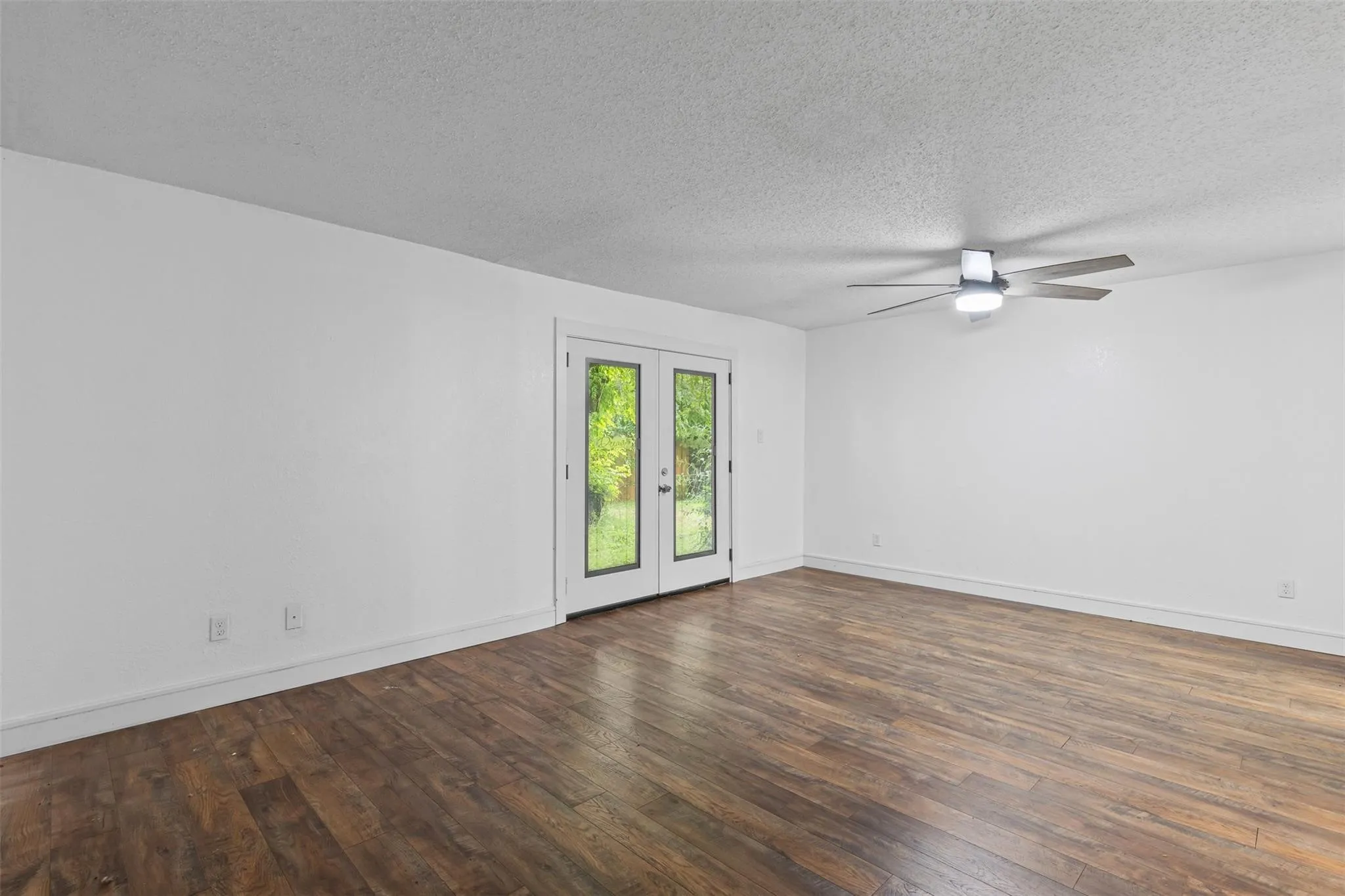 Single Family Residence For Sale in Tarrant County , 6315-6317 Walraven Circle, Fort Worth, Texas 76133, 5 Bedroom, 6 Bathroom, 4 Garage spaces, 3,151 Sqft, built in 1968, mls#21382047, Real Estate Agent in Fort Worth, Homes For Sale in Tarrant county, Homes For Sale in Fort Worth, Realtor in Fort Worth Texas, Real Estate Brokerage Independent Realty Texas, Luminita Cordes Realtor