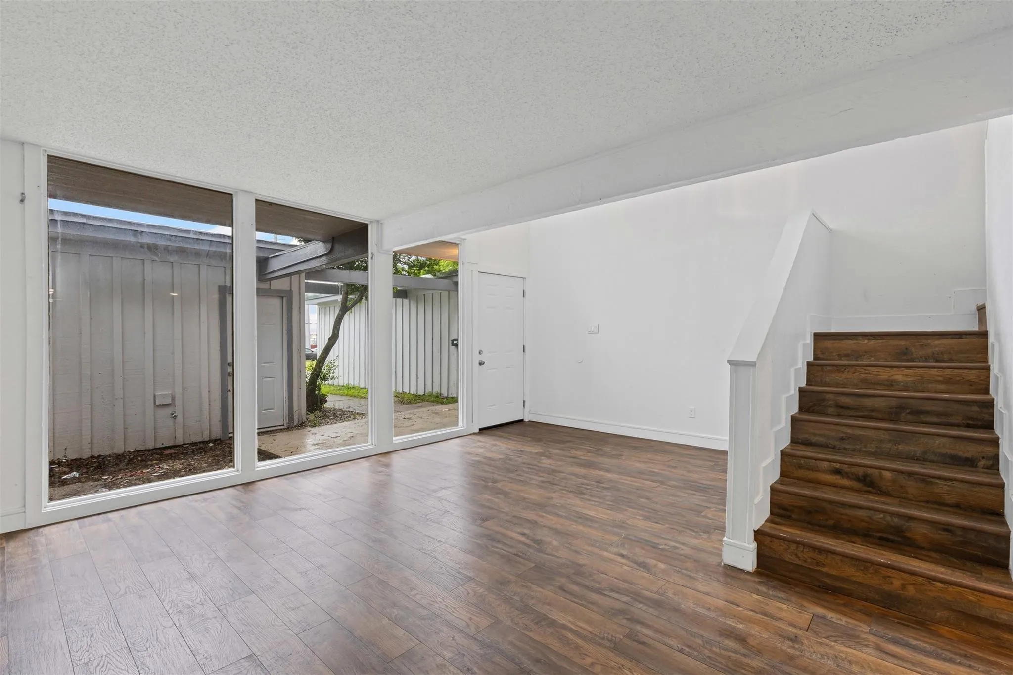 Single Family Residence For Sale in Tarrant County , 6315-6317 Walraven Circle, Fort Worth, Texas 76133, 5 Bedroom, 6 Bathroom, 4 Garage spaces, 3,151 Sqft, built in 1968, mls#21382047, Real Estate Agent in Fort Worth, Homes For Sale in Tarrant county, Homes For Sale in Fort Worth, Realtor in Fort Worth Texas, Real Estate Brokerage Independent Realty Texas, Luminita Cordes Realtor