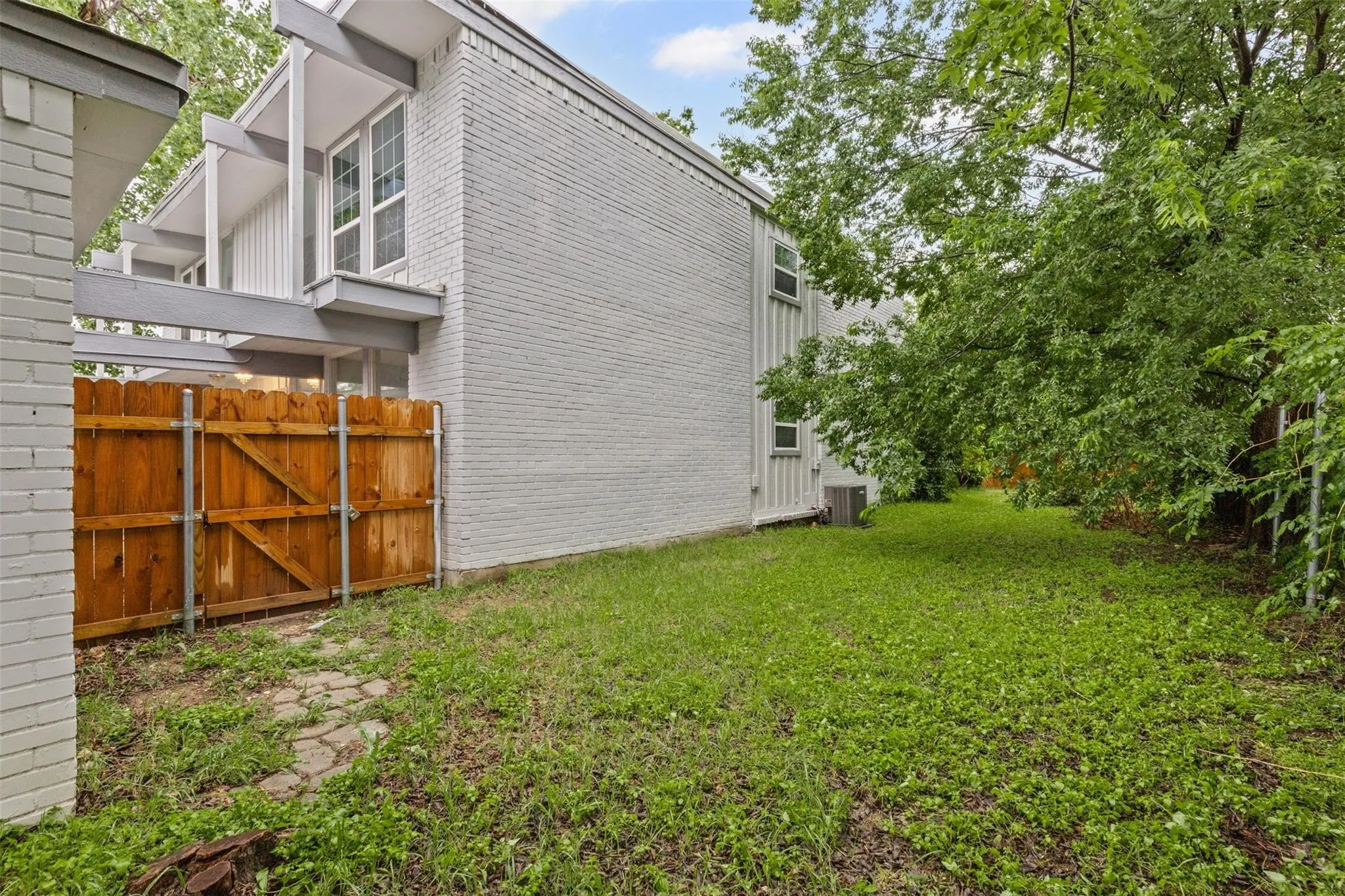 Single Family Residence For Sale in Tarrant County , 6315-6317 Walraven Circle, Fort Worth, Texas 76133, 5 Bedroom, 6 Bathroom, 4 Garage spaces, 3,151 Sqft, built in 1968, mls#21382047, Real Estate Agent in Fort Worth, Homes For Sale in Tarrant county, Homes For Sale in Fort Worth, Realtor in Fort Worth Texas, Real Estate Brokerage Independent Realty Texas, Luminita Cordes Realtor