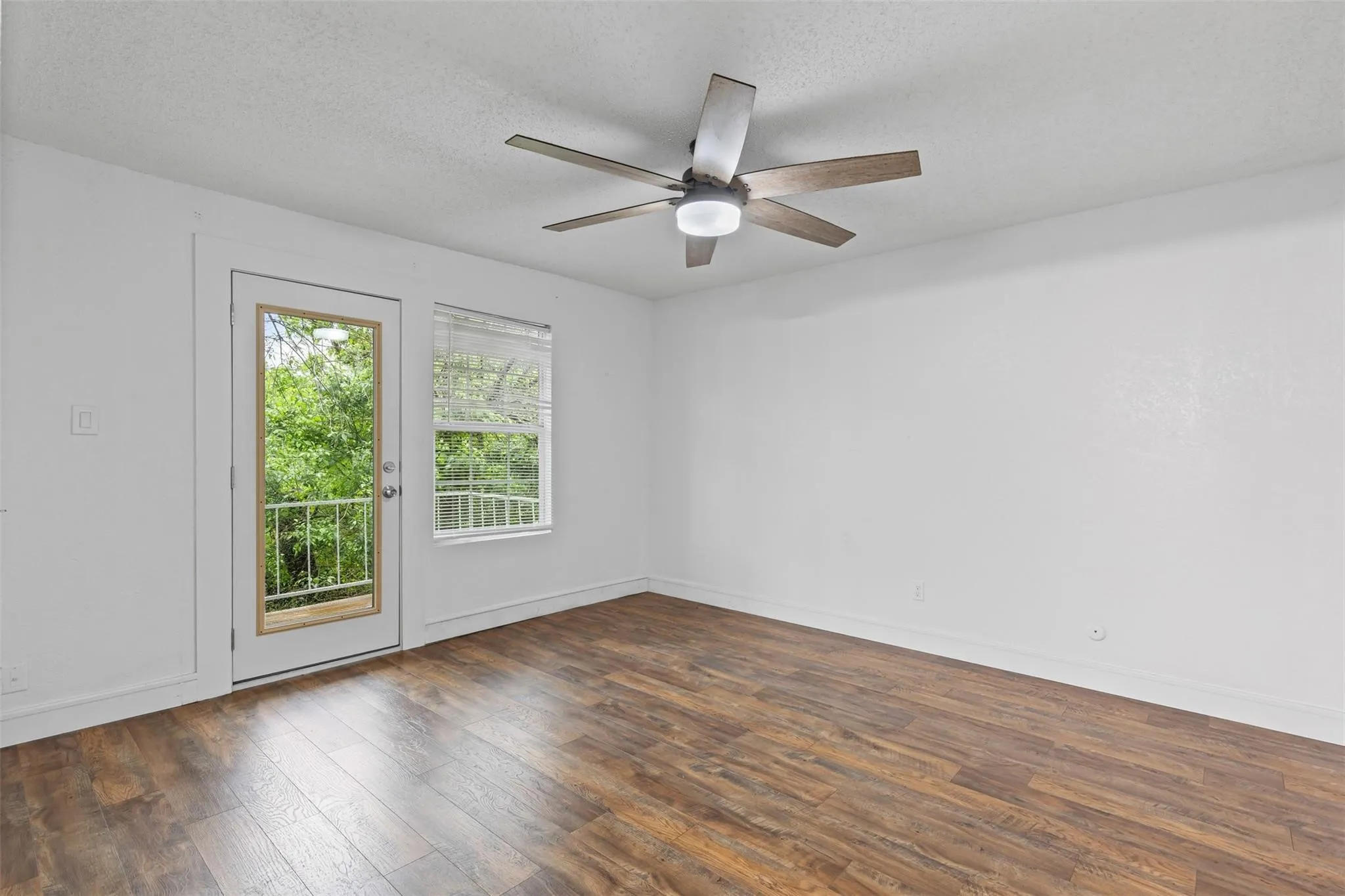 Single Family Residence For Sale in Tarrant County , 6315-6317 Walraven Circle, Fort Worth, Texas 76133, 5 Bedroom, 6 Bathroom, 4 Garage spaces, 3,151 Sqft, built in 1968, mls#21382047, Real Estate Agent in Fort Worth, Homes For Sale in Tarrant county, Homes For Sale in Fort Worth, Realtor in Fort Worth Texas, Real Estate Brokerage Independent Realty Texas, Luminita Cordes Realtor