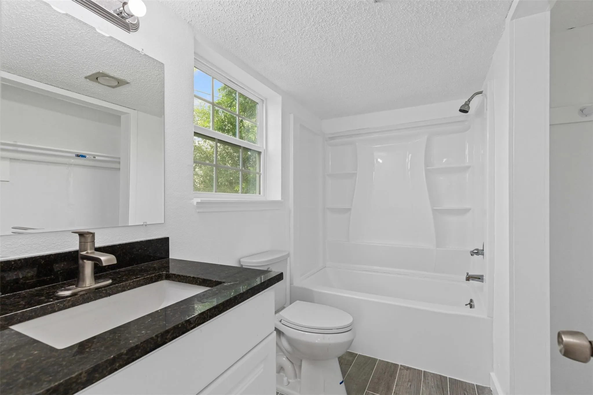 Single Family Residence For Sale in Tarrant County , 6315-6317 Walraven Circle, Fort Worth, Texas 76133, 5 Bedroom, 6 Bathroom, 4 Garage spaces, 3,151 Sqft, built in 1968, mls#21382047, Real Estate Agent in Fort Worth, Homes For Sale in Tarrant county, Homes For Sale in Fort Worth, Realtor in Fort Worth Texas, Real Estate Brokerage Independent Realty Texas, Luminita Cordes Realtor