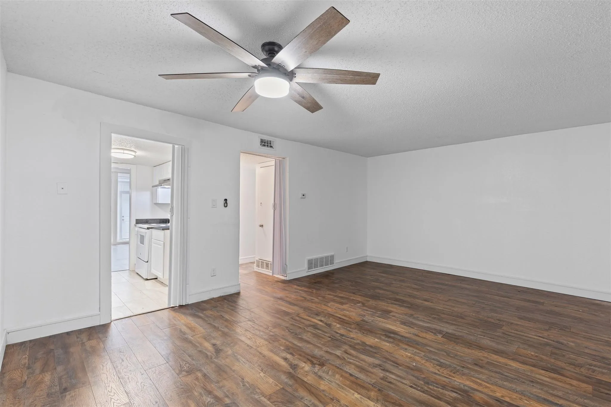 Single Family Residence For Sale in Tarrant County , 6315-6317 Walraven Circle, Fort Worth, Texas 76133, 5 Bedroom, 6 Bathroom, 4 Garage spaces, 3,151 Sqft, built in 1968, mls#21382047, Real Estate Agent in Fort Worth, Homes For Sale in Tarrant county, Homes For Sale in Fort Worth, Realtor in Fort Worth Texas, Real Estate Brokerage Independent Realty Texas, Luminita Cordes Realtor