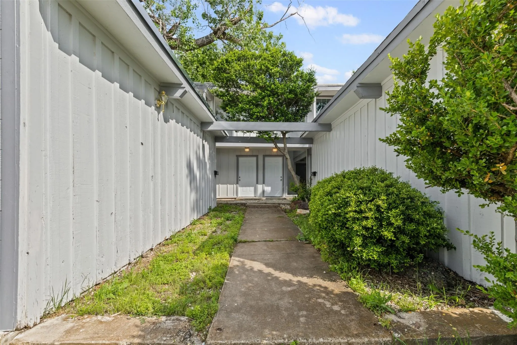 Single Family Residence For Sale in Tarrant County , 6315-6317 Walraven Circle, Fort Worth, Texas 76133, 5 Bedroom, 6 Bathroom, 4 Garage spaces, 3,151 Sqft, built in 1968, mls#21382047, Real Estate Agent in Fort Worth, Homes For Sale in Tarrant county, Homes For Sale in Fort Worth, Realtor in Fort Worth Texas, Real Estate Brokerage Independent Realty Texas, Luminita Cordes Realtor