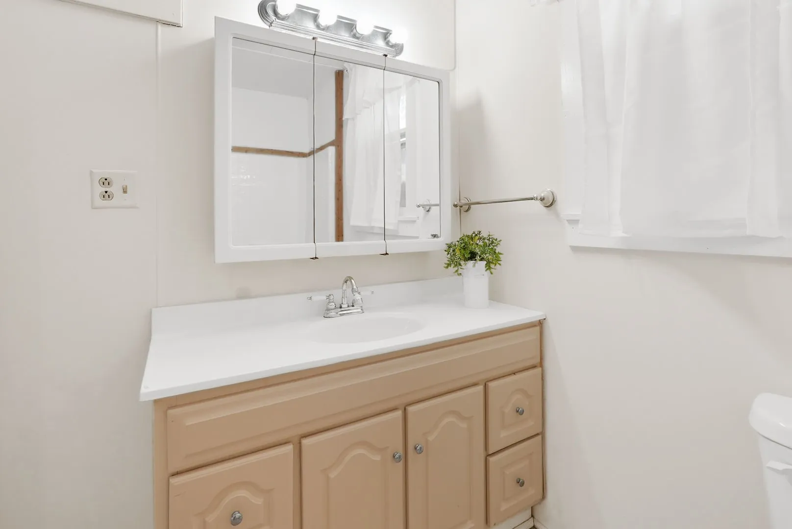 Single Family Residence For Sale in Navarro County , 1001 S 27th Street, Corsicana, Texas 75110, 3 Bedroom, 2 Bathroom, Garage spaces, 980 Sqft, built in 1950, mls#21382051, Real Estate Agent in Corsicana, Homes For Sale in Navarro county, Homes For Sale in Corsicana, Realtor in Corsicana Texas, Real Estate Brokerage Independent Realty Texas, Luminita Cordes Realtor