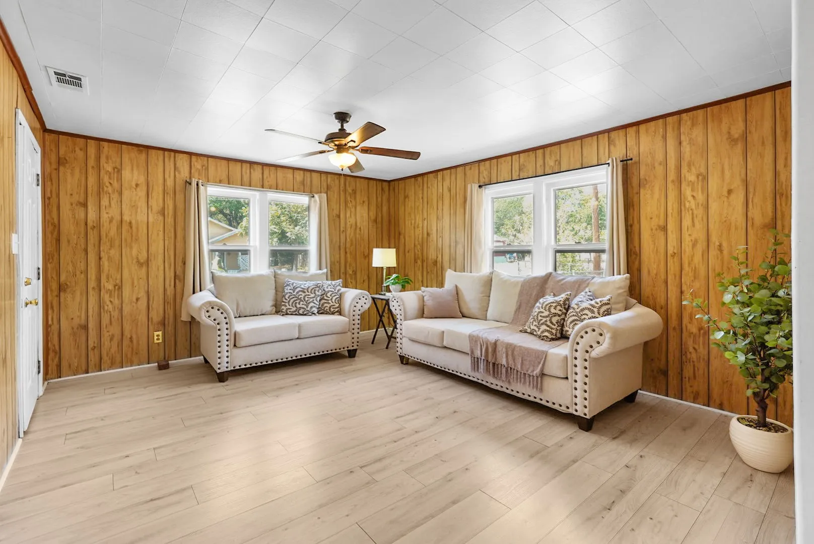 Single Family Residence For Sale in Navarro County , 1001 S 27th Street, Corsicana, Texas 75110, 3 Bedroom, 2 Bathroom, Garage spaces, 980 Sqft, built in 1950, mls#21382051, Real Estate Agent in Corsicana, Homes For Sale in Navarro county, Homes For Sale in Corsicana, Realtor in Corsicana Texas, Real Estate Brokerage Independent Realty Texas, Luminita Cordes Realtor