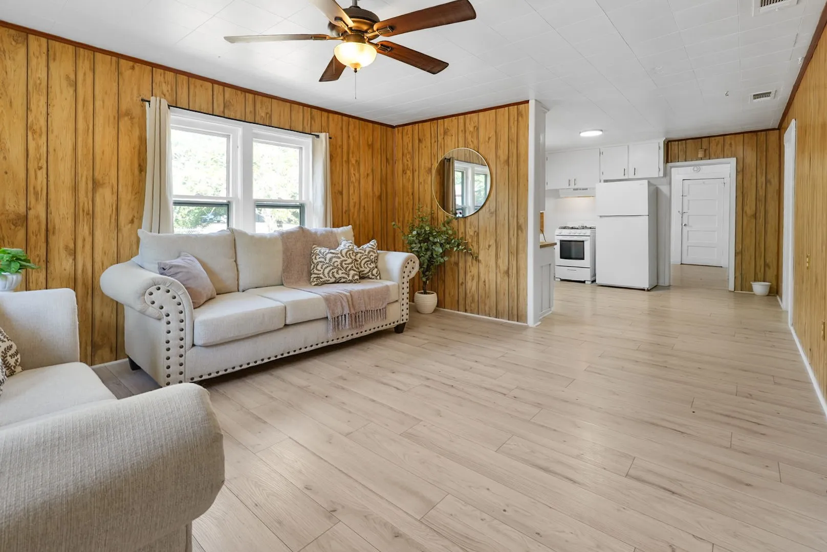 Single Family Residence For Sale in Navarro County , 1001 S 27th Street, Corsicana, Texas 75110, 3 Bedroom, 2 Bathroom, Garage spaces, 980 Sqft, built in 1950, mls#21382051, Real Estate Agent in Corsicana, Homes For Sale in Navarro county, Homes For Sale in Corsicana, Realtor in Corsicana Texas, Real Estate Brokerage Independent Realty Texas, Luminita Cordes Realtor