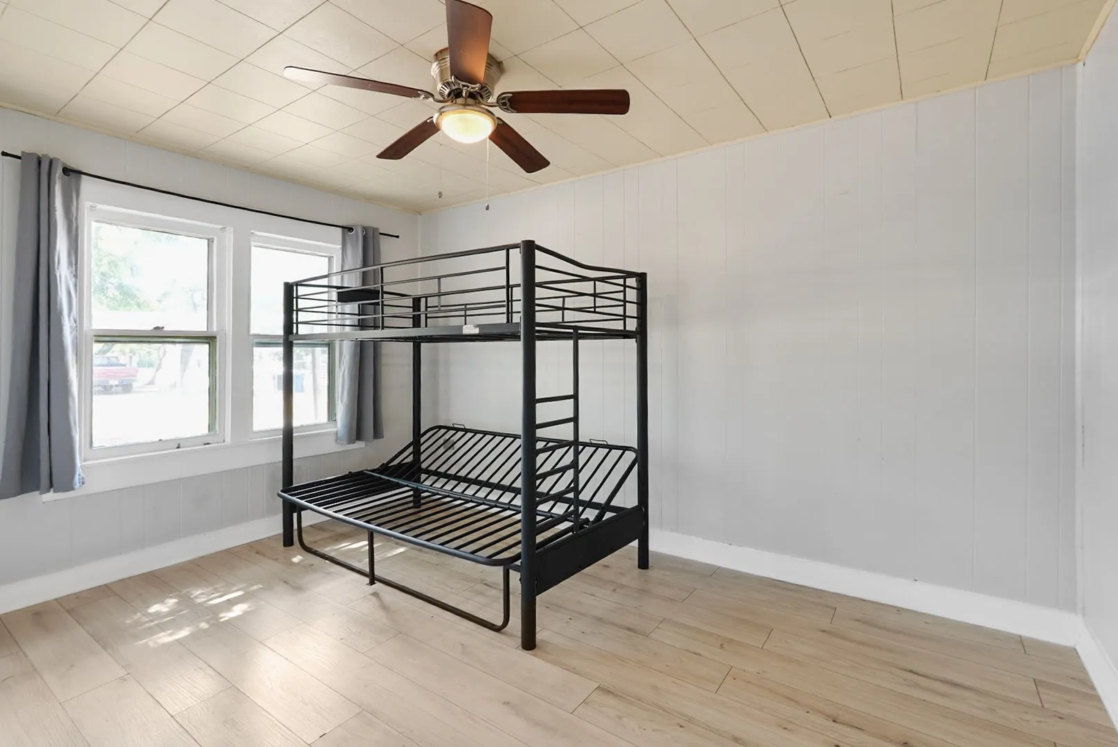 Single Family Residence For Sale in Navarro County , 1001 S 27th Street, Corsicana, Texas 75110, 3 Bedroom, 2 Bathroom, Garage spaces, 980 Sqft, built in 1950, mls#21382051, Real Estate Agent in Corsicana, Homes For Sale in Navarro county, Homes For Sale in Corsicana, Realtor in Corsicana Texas, Real Estate Brokerage Independent Realty Texas, Luminita Cordes Realtor