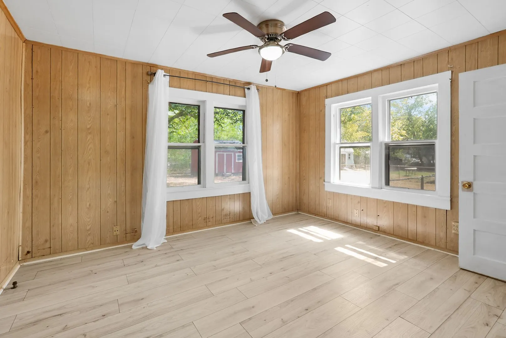 Single Family Residence For Sale in Navarro County , 1001 S 27th Street, Corsicana, Texas 75110, 3 Bedroom, 2 Bathroom, Garage spaces, 980 Sqft, built in 1950, mls#21382051, Real Estate Agent in Corsicana, Homes For Sale in Navarro county, Homes For Sale in Corsicana, Realtor in Corsicana Texas, Real Estate Brokerage Independent Realty Texas, Luminita Cordes Realtor