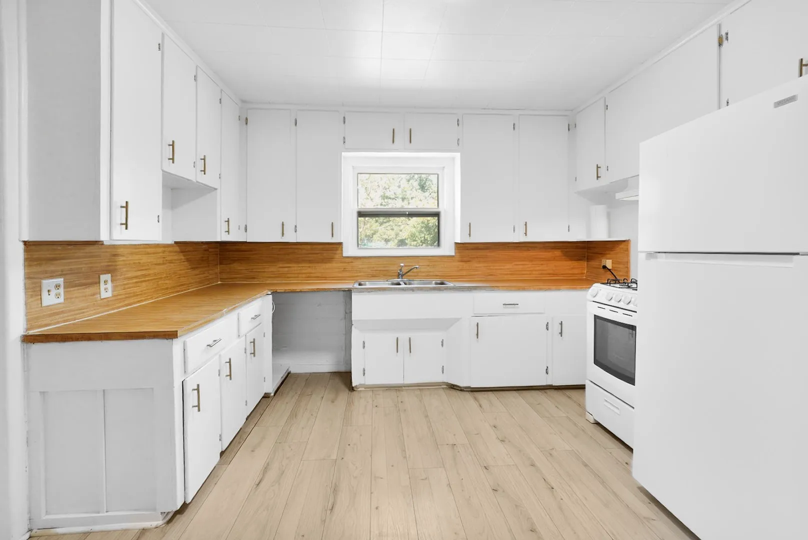 Single Family Residence For Sale in Navarro County , 1001 S 27th Street, Corsicana, Texas 75110, 3 Bedroom, 2 Bathroom, Garage spaces, 980 Sqft, built in 1950, mls#21382051, Real Estate Agent in Corsicana, Homes For Sale in Navarro county, Homes For Sale in Corsicana, Realtor in Corsicana Texas, Real Estate Brokerage Independent Realty Texas, Luminita Cordes Realtor