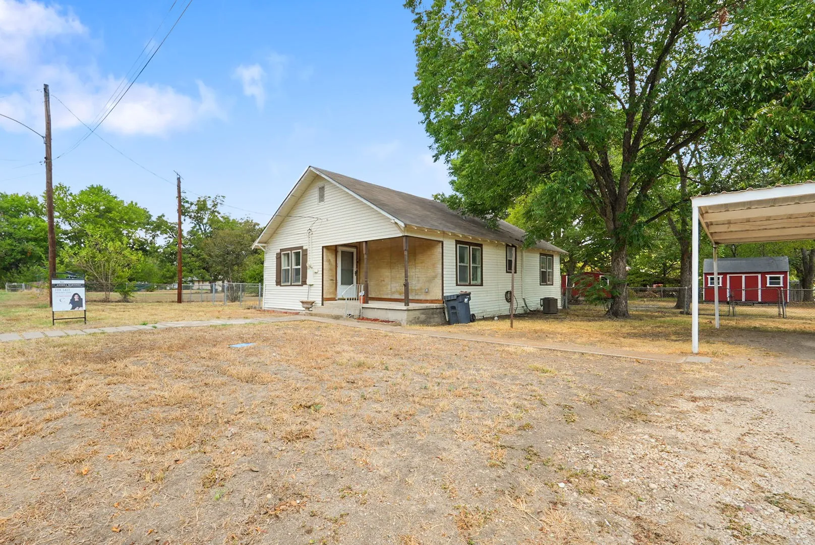 Single Family Residence For Sale in Navarro County , 1001 S 27th Street, Corsicana, Texas 75110, 3 Bedroom, 2 Bathroom, Garage spaces, 980 Sqft, built in 1950, mls#21382051, Real Estate Agent in Corsicana, Homes For Sale in Navarro county, Homes For Sale in Corsicana, Realtor in Corsicana Texas, Real Estate Brokerage Independent Realty Texas, Luminita Cordes Realtor