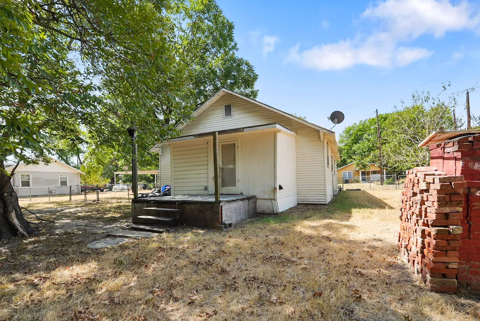 Single Family Residence For Sale in Navarro County , 1001 S 27th Street, Corsicana, Texas 75110, 3 Bedroom, 2 Bathroom, Garage spaces, 980 Sqft, built in 1950, mls#21382051, Real Estate Agent in Corsicana, Homes For Sale in Navarro county, Homes For Sale in Corsicana, Realtor in Corsicana Texas, Real Estate Brokerage Independent Realty Texas, Luminita Cordes Realtor