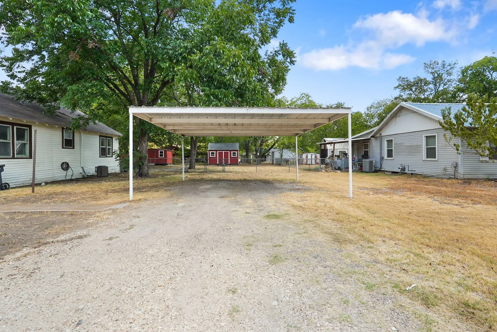 Single Family Residence For Sale in Navarro County , 1001 S 27th Street, Corsicana, Texas 75110, 3 Bedroom, 2 Bathroom, Garage spaces, 980 Sqft, built in 1950, mls#21382051, Real Estate Agent in Corsicana, Homes For Sale in Navarro county, Homes For Sale in Corsicana, Realtor in Corsicana Texas, Real Estate Brokerage Independent Realty Texas, Luminita Cordes Realtor