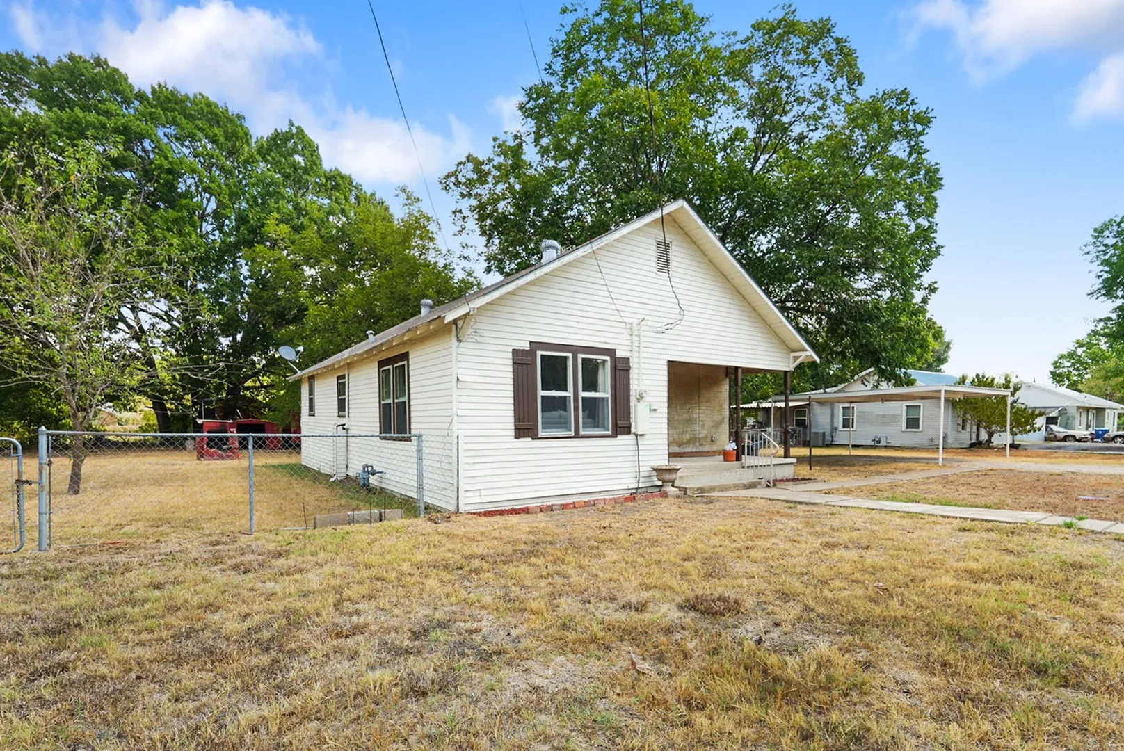 Single Family Residence For Sale in Navarro County , 1001 S 27th Street, Corsicana, Texas 75110, 3 Bedroom, 2 Bathroom, Garage spaces, 980 Sqft, built in 1950, mls#21382051, Real Estate Agent in Corsicana, Homes For Sale in Navarro county, Homes For Sale in Corsicana, Realtor in Corsicana Texas, Real Estate Brokerage Independent Realty Texas, Luminita Cordes Realtor