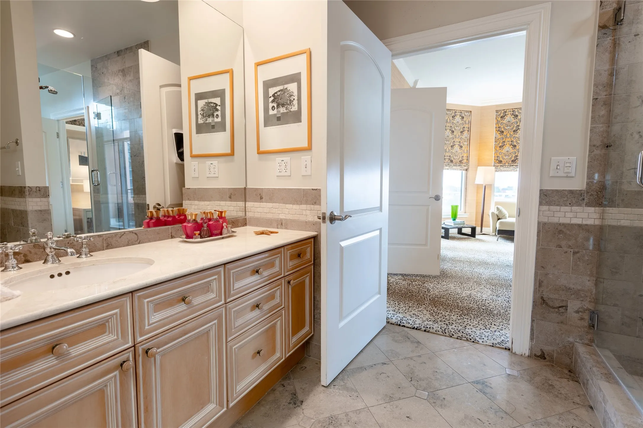 Condominium For Sale in Dallas County , 2828 Hood Street 707, Dallas, Texas 75219, 2 Bedroom, 3 Bathroom, 2 Garage spaces, 2,061 Sqft, built in 2000, mls#21376324, Real Estate Agent in Dallas, Homes For Sale in Dallas county, Homes For Sale in Dallas, Realtor in Dallas Texas, Real Estate Brokerage Independent Realty Texas, Luminita Cordes Realtor