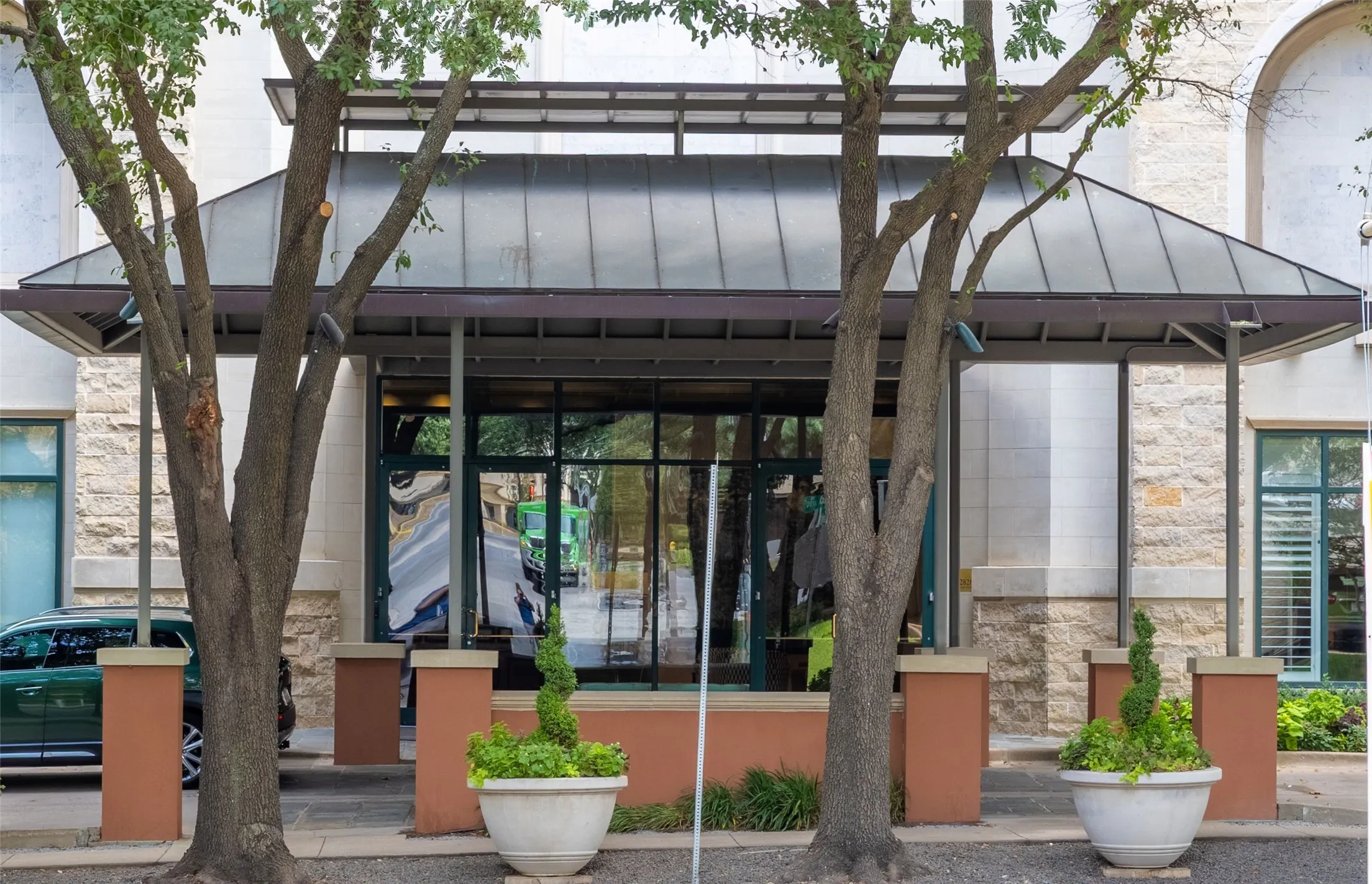 Condominium For Sale in Dallas County , 2828 Hood Street 707, Dallas, Texas 75219, 2 Bedroom, 3 Bathroom, 2 Garage spaces, 2,061 Sqft, built in 2000, mls#21376324, Real Estate Agent in Dallas, Homes For Sale in Dallas county, Homes For Sale in Dallas, Realtor in Dallas Texas, Real Estate Brokerage Independent Realty Texas, Luminita Cordes Realtor