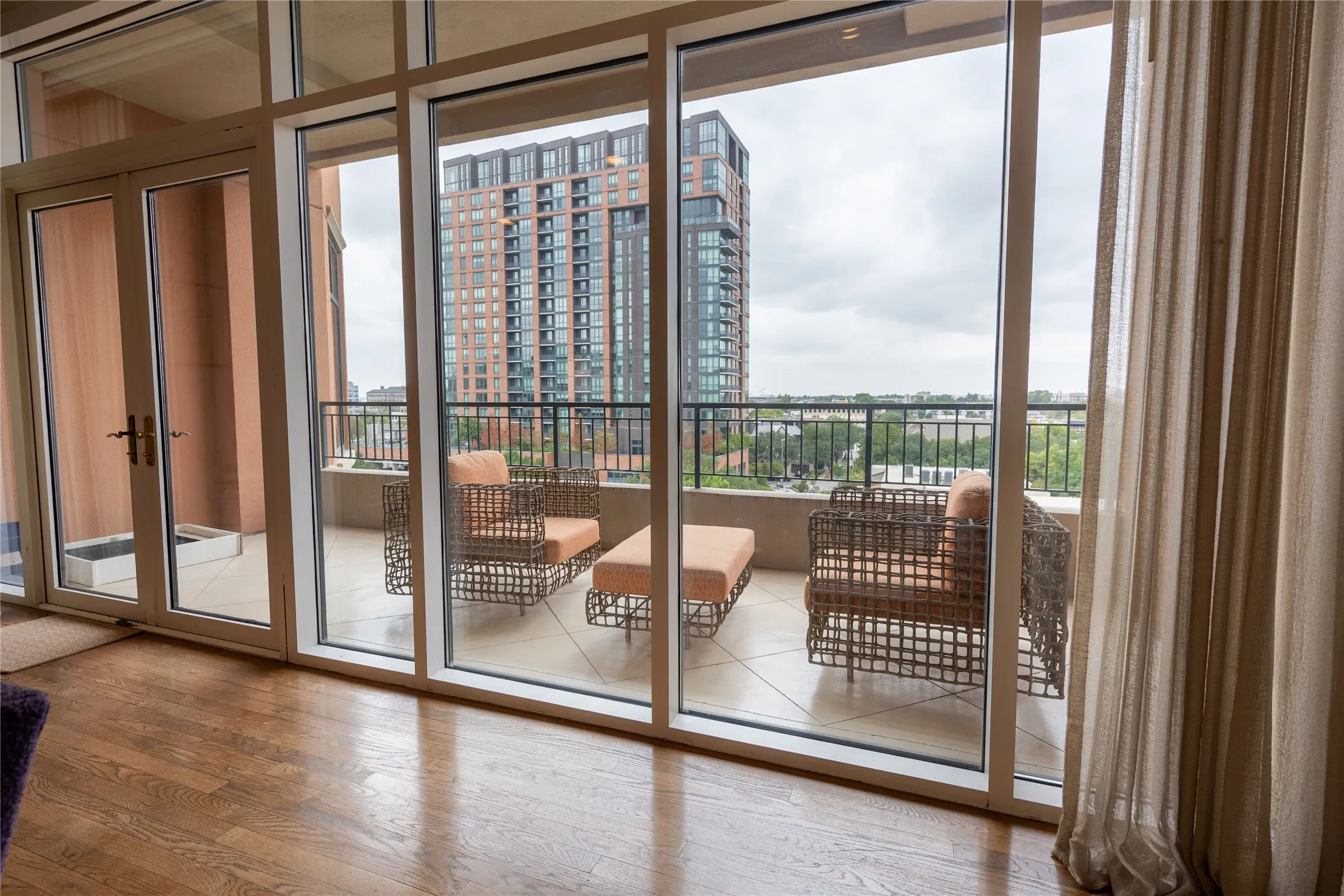 Condominium For Sale in Dallas County , 2828 Hood Street 707, Dallas, Texas 75219, 2 Bedroom, 3 Bathroom, 2 Garage spaces, 2,061 Sqft, built in 2000, mls#21376324, Real Estate Agent in Dallas, Homes For Sale in Dallas county, Homes For Sale in Dallas, Realtor in Dallas Texas, Real Estate Brokerage Independent Realty Texas, Luminita Cordes Realtor