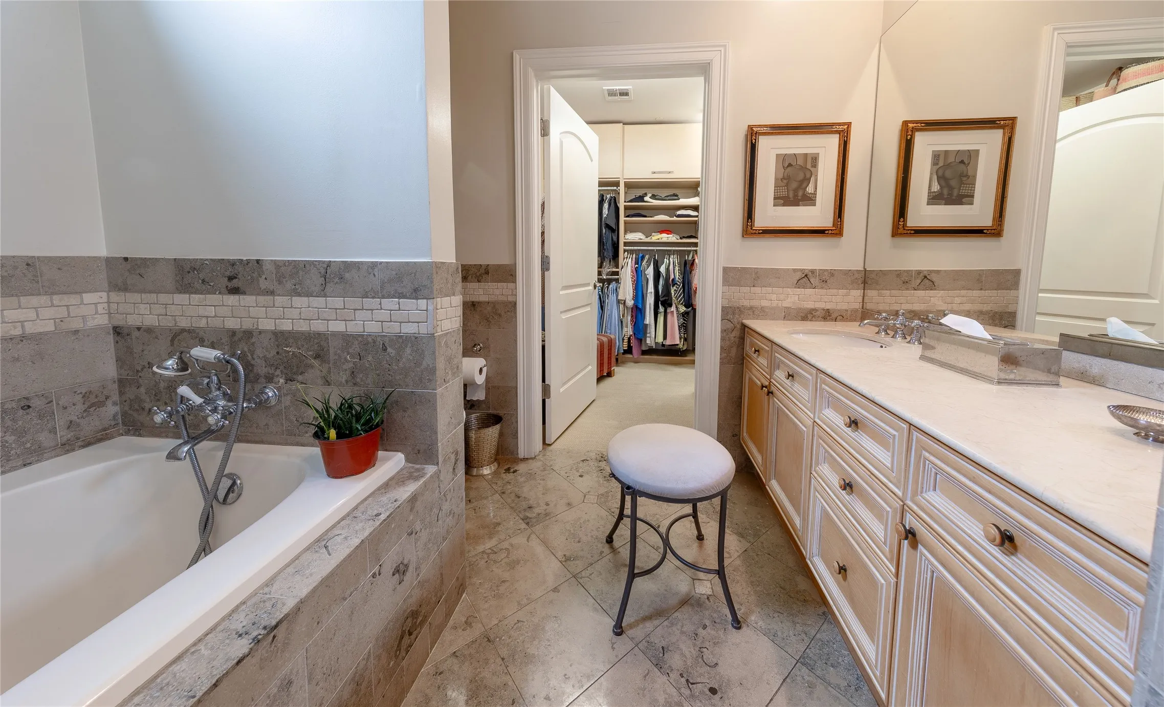 Condominium For Sale in Dallas County , 2828 Hood Street 707, Dallas, Texas 75219, 2 Bedroom, 3 Bathroom, 2 Garage spaces, 2,061 Sqft, built in 2000, mls#21376324, Real Estate Agent in Dallas, Homes For Sale in Dallas county, Homes For Sale in Dallas, Realtor in Dallas Texas, Real Estate Brokerage Independent Realty Texas, Luminita Cordes Realtor