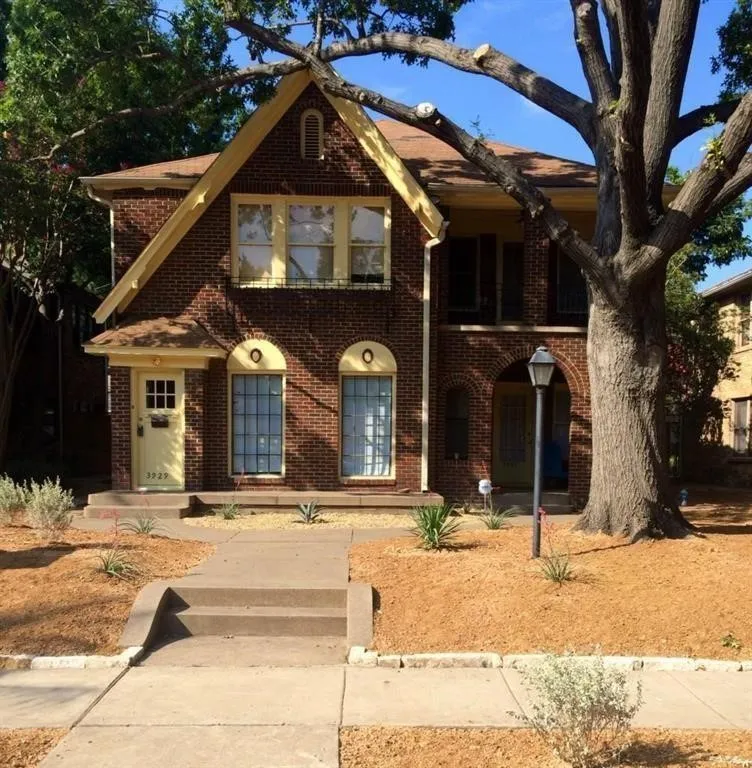 Duplex For Rent in Dallas County , 3929 Hawthorne Avenue, Dallas, Texas 75219, 2 Bedroom, 1 Bathroom, Garage spaces, 1,325 Sqft, built in 1930, mls#21381449, Real Estate Agent in Dallas, Homes For Rent in Dallas county, Homes For Rent in Dallas, Realtor in Dallas Texas, Real Estate Brokerage Independent Realty Texas, Luminita Cordes Realtor