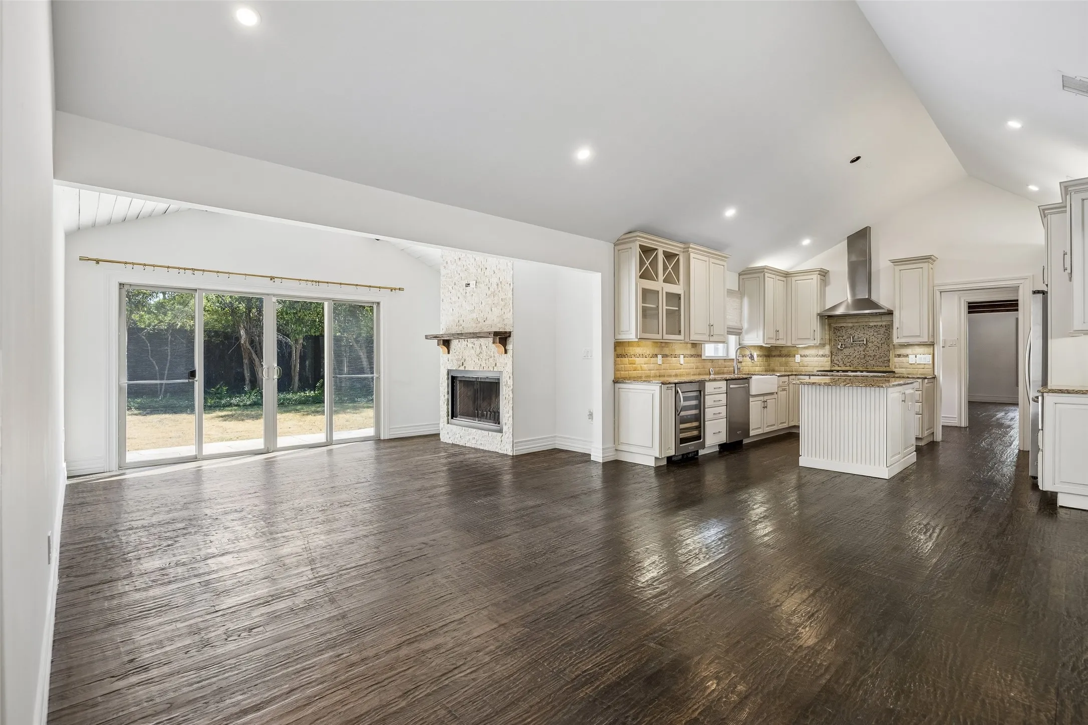 Single Family Residence For Sale in Dallas County , 5610 Forest Lane, Dallas, Texas 75230, 3 Bedroom, 2 Bathroom, 2 Garage spaces, 2,498 Sqft, built in 1956, mls#21375096, Real Estate Agent in Dallas, Homes For Sale in Dallas county, Homes For Sale in Dallas, Realtor in Dallas Texas, Real Estate Brokerage Independent Realty Texas, Luminita Cordes Realtor