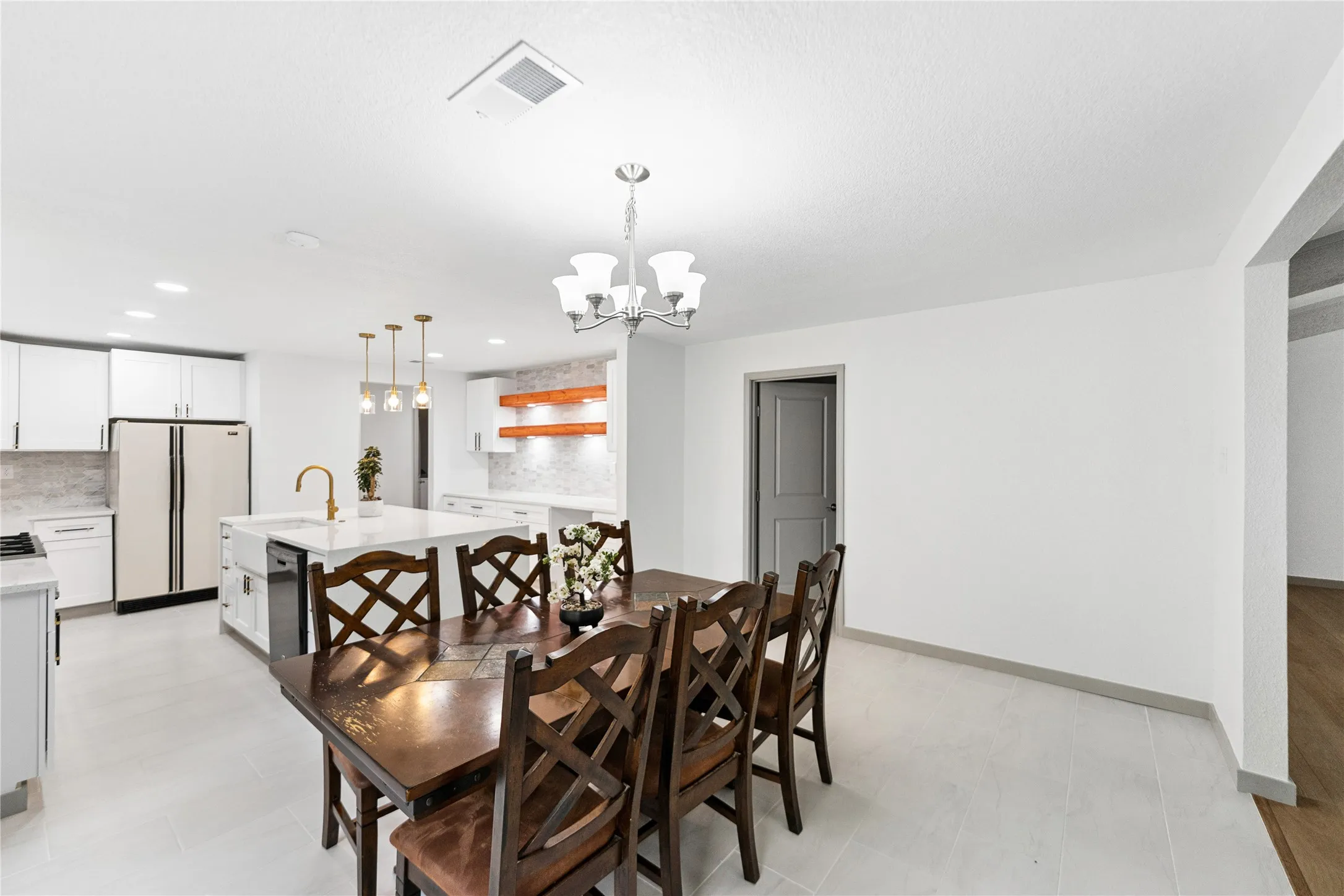 Single Family Residence For Sale in Dallas County , 1018 Randy Road, Cedar Hill, Texas 75104, 3 Bedroom, 2 Bathroom, 2 Garage spaces, 2,319 Sqft, built in 1970, mls#21376041, Real Estate Agent in Cedar Hill, Homes For Sale in Dallas county, Homes For Sale in Cedar Hill, Realtor in Cedar Hill Texas, Real Estate Brokerage Independent Realty Texas, Luminita Cordes Realtor