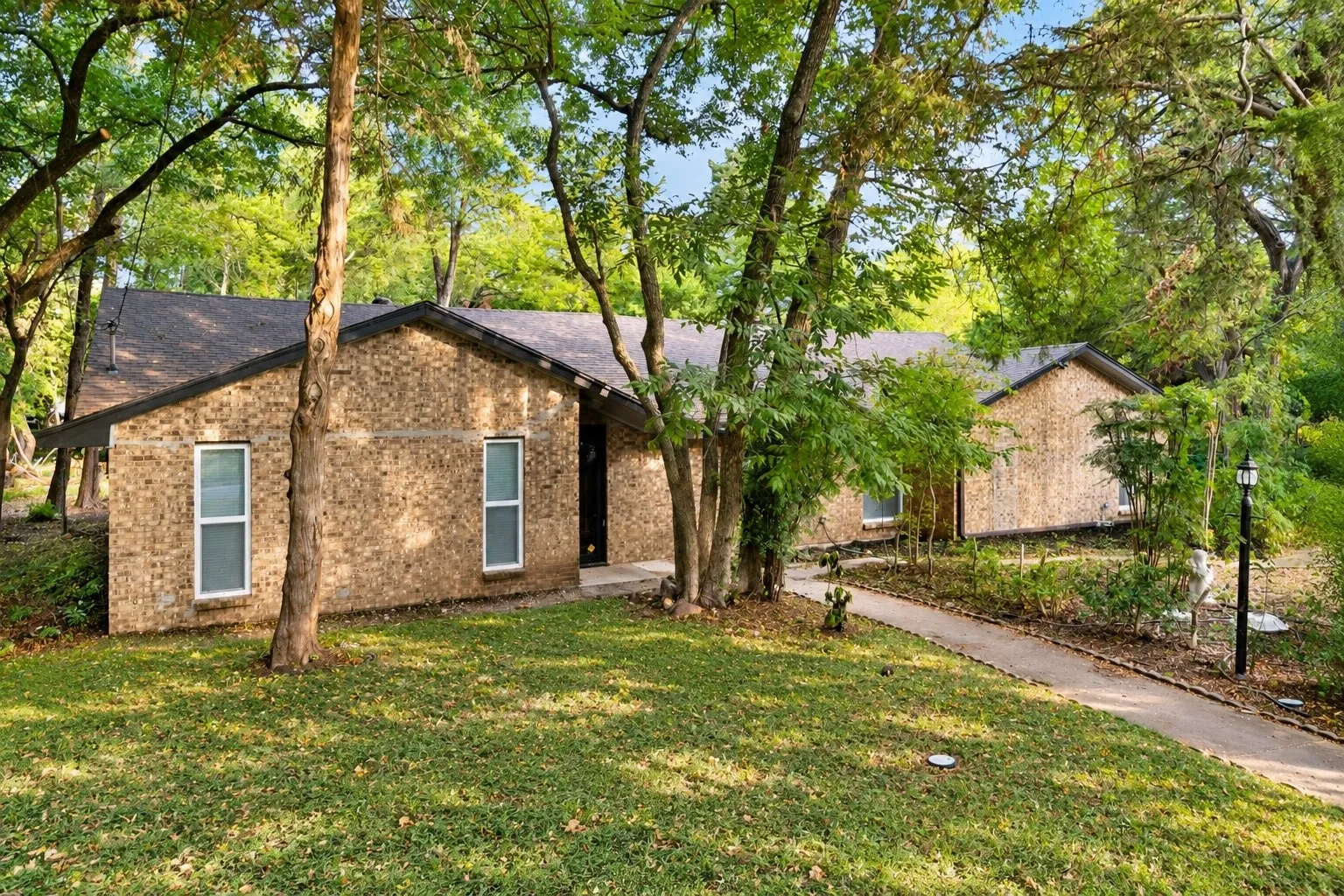 Single Family Residence For Sale in Dallas County , 1018 Randy Road, Cedar Hill, Texas 75104, 3 Bedroom, 2 Bathroom, 2 Garage spaces, 2,319 Sqft, built in 1970, mls#21376041, Real Estate Agent in Cedar Hill, Homes For Sale in Dallas county, Homes For Sale in Cedar Hill, Realtor in Cedar Hill Texas, Real Estate Brokerage Independent Realty Texas, Luminita Cordes Realtor