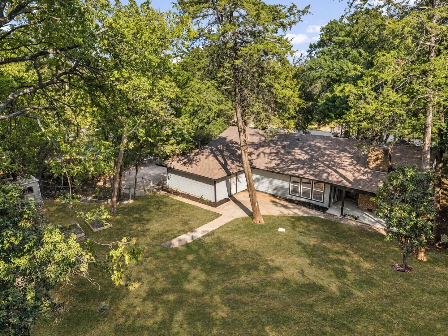 Single Family Residence For Sale in Dallas County , 1018 Randy Road, Cedar Hill, Texas 75104, 3 Bedroom, 2 Bathroom, 2 Garage spaces, 2,319 Sqft, built in 1970, mls#21376041, Real Estate Agent in Cedar Hill, Homes For Sale in Dallas county, Homes For Sale in Cedar Hill, Realtor in Cedar Hill Texas, Real Estate Brokerage Independent Realty Texas, Luminita Cordes Realtor