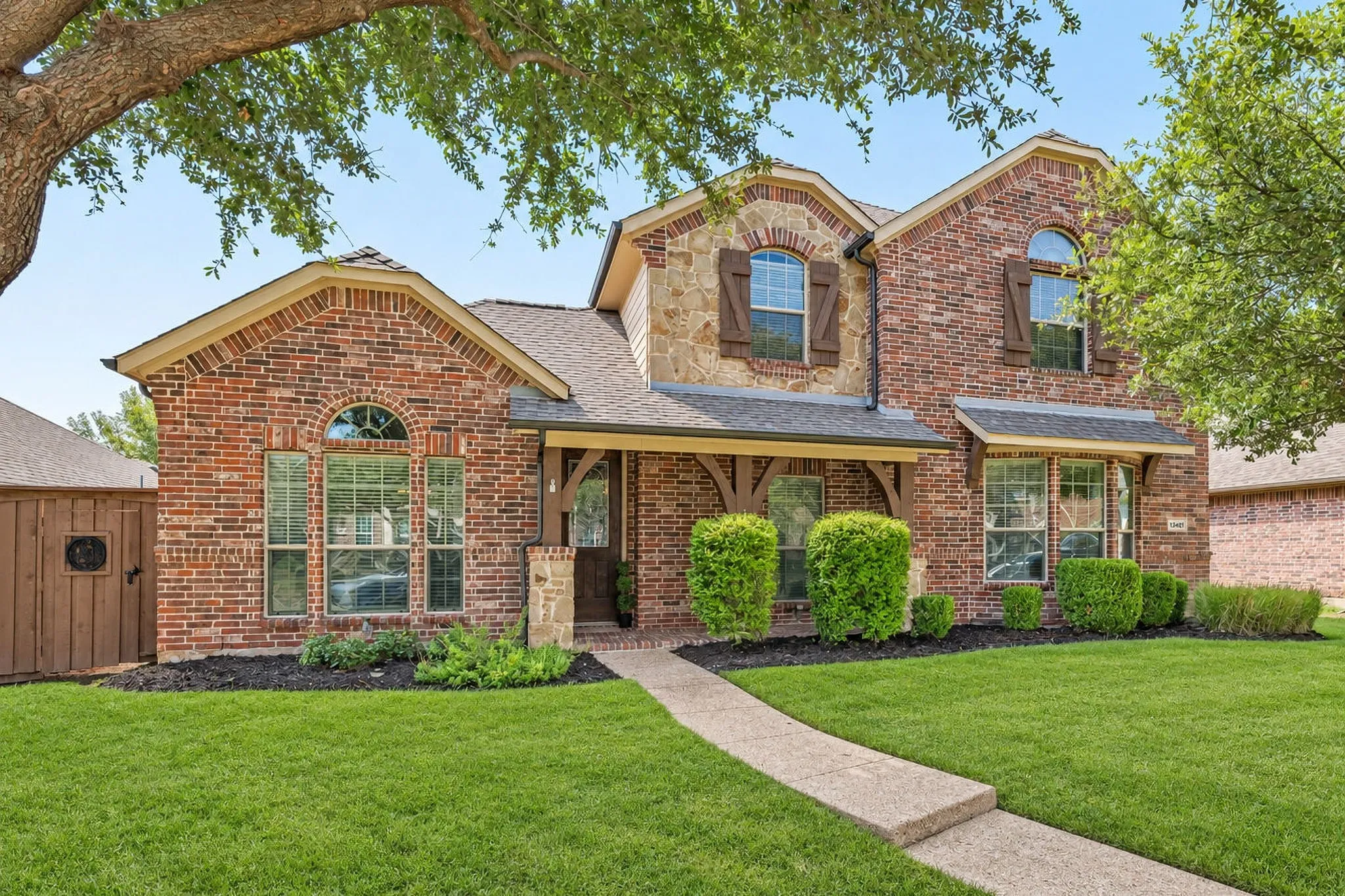 Single Family Residence For Sale in Collin County , 13407 Chittamwood Lane, Frisco, Texas 75035, 4 Bedroom, 4 Bathroom, 2 Garage spaces, 2,982 Sqft, built in 2010, mls#21382077, Real Estate Agent in Frisco, Homes For Sale in Collin county, Homes For Sale in Frisco, Realtor in Frisco Texas, Real Estate Brokerage Independent Realty Texas, Luminita Cordes Realtor