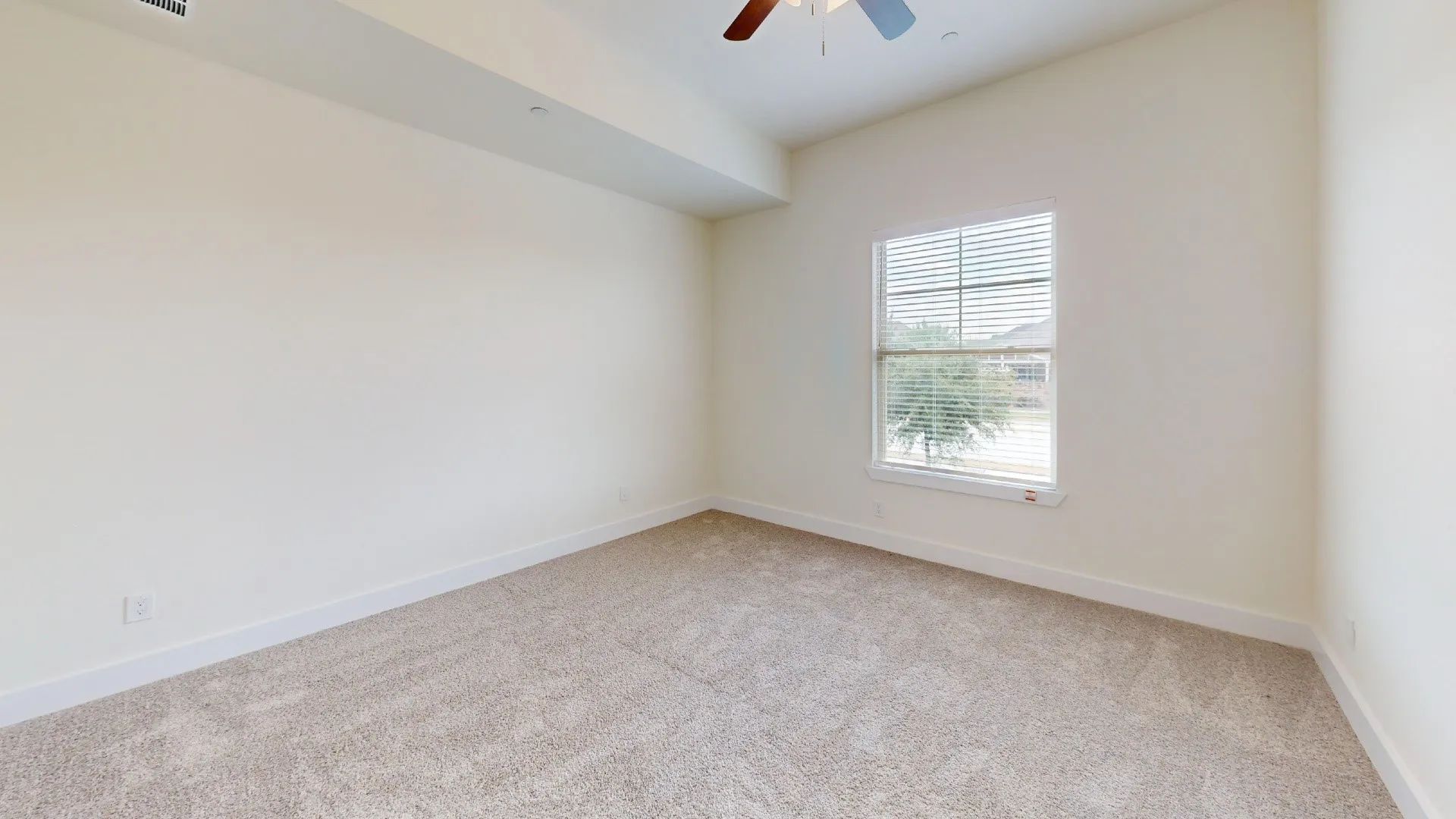Vaulted ceiling, carpeted flooring, single window with blinds, ceiling fan, and recessed lighting