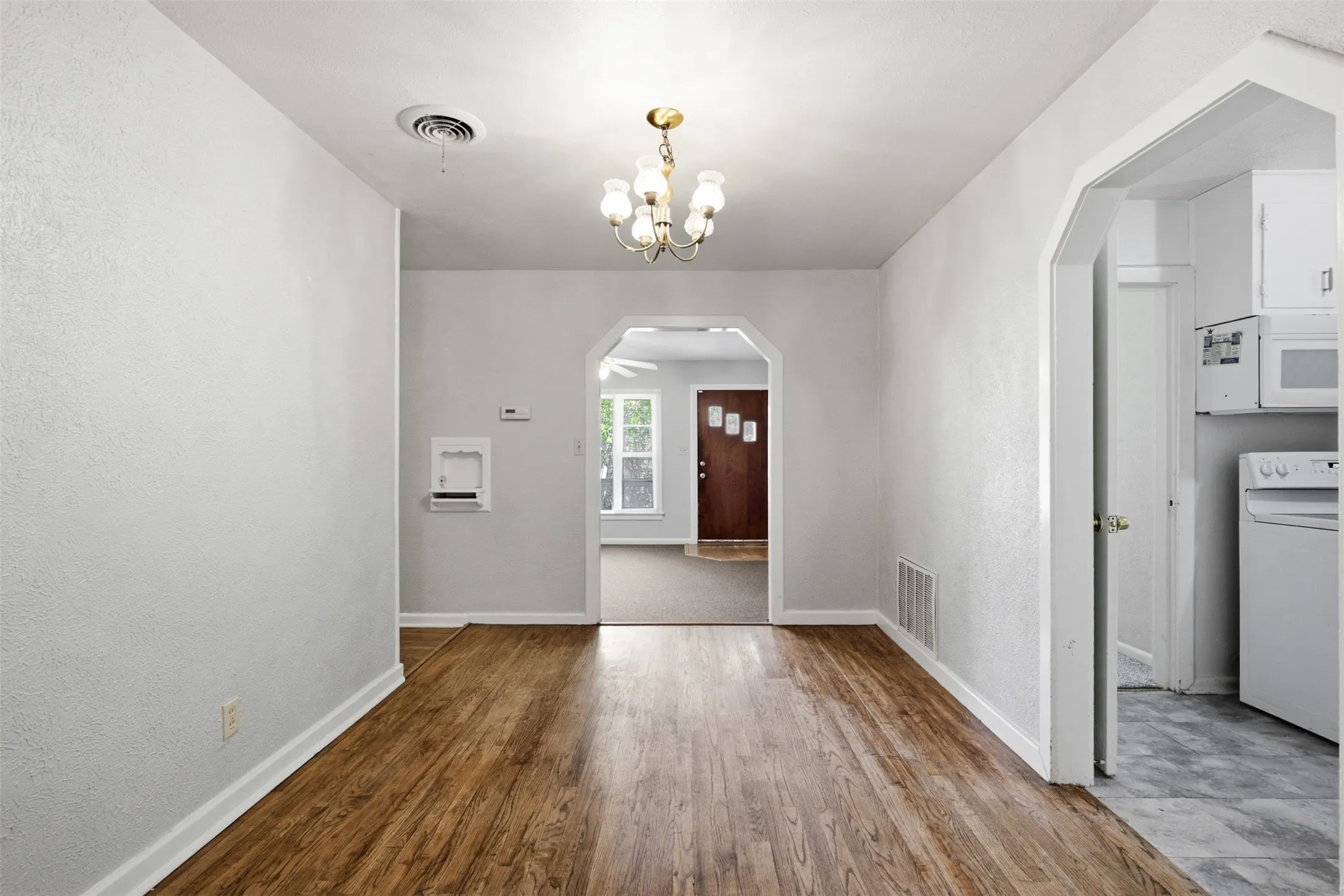Single Family Residence For Rent in Parker County , 809 S Brazos Street, Weatherford, Texas 76086, 3 Bedroom, 2 Bathroom, Garage spaces, 1,902 Sqft, built in 0, mls#21382089, Real Estate Agent in Weatherford, Homes For Rent in Parker county, Homes For Rent in Weatherford, Realtor in Weatherford Texas, Real Estate Brokerage Independent Realty Texas, Luminita Cordes Realtor