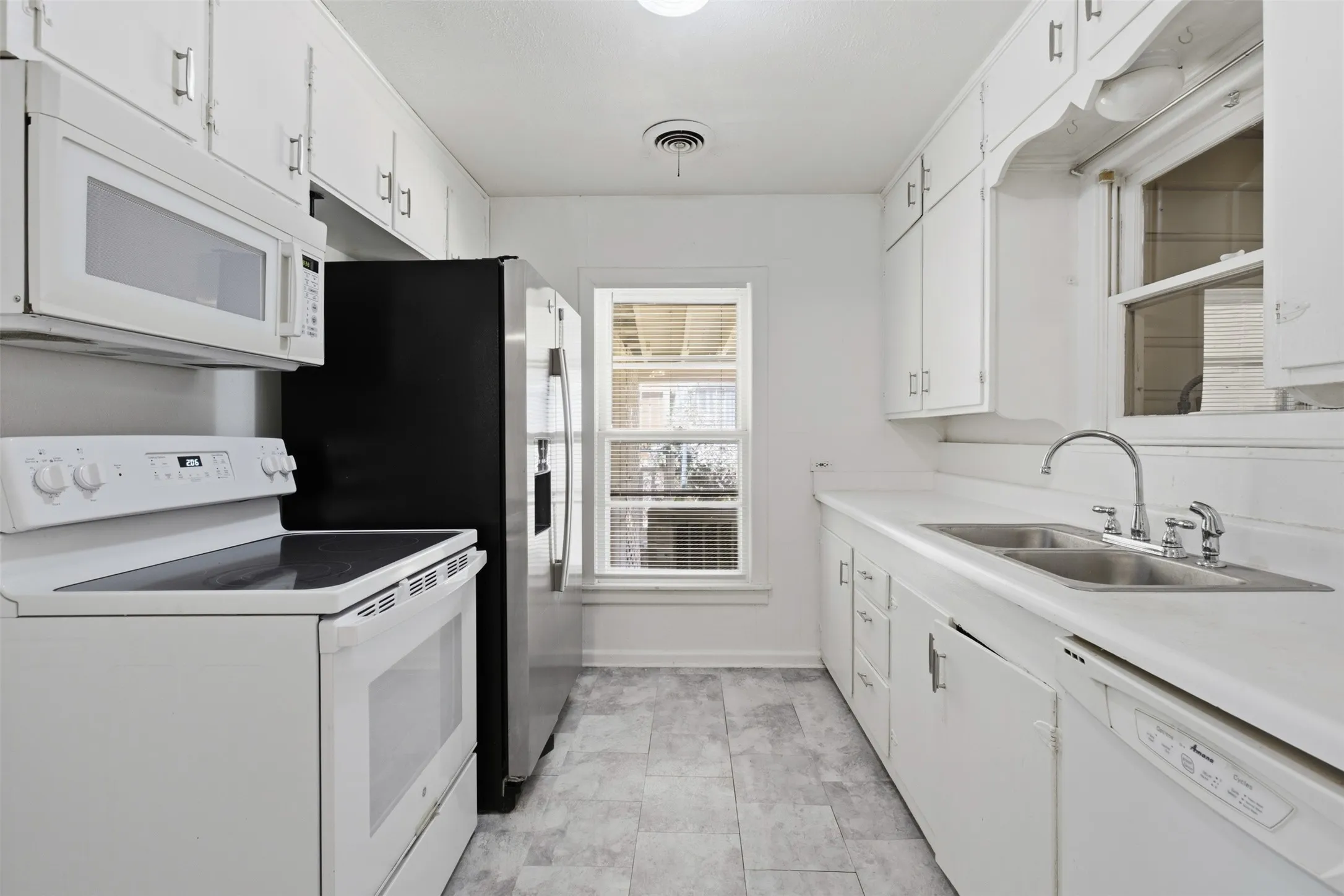 Single Family Residence For Rent in Parker County , 809 S Brazos Street, Weatherford, Texas 76086, 3 Bedroom, 2 Bathroom, Garage spaces, 1,902 Sqft, built in 0, mls#21382089, Real Estate Agent in Weatherford, Homes For Rent in Parker county, Homes For Rent in Weatherford, Realtor in Weatherford Texas, Real Estate Brokerage Independent Realty Texas, Luminita Cordes Realtor