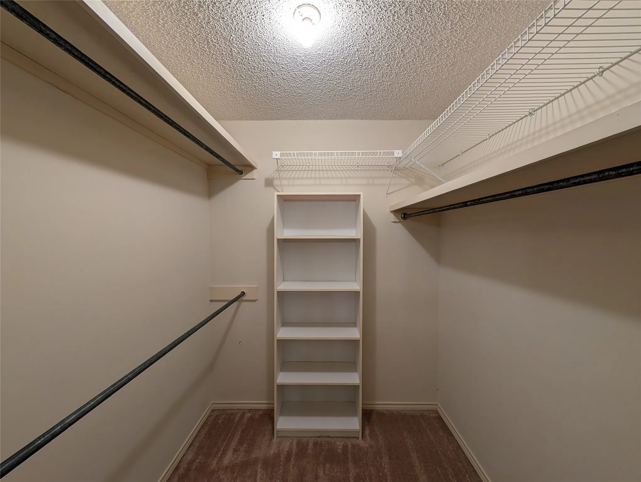 Single Family Residence For Sale in Smith County , 4915 Pine Knoll Street, Tyler, Texas 75703, 3 Bedroom, 3 Bathroom, 2 Garage spaces, 2,162 Sqft, built in 1982, mls#21380704, Real Estate Agent in Tyler, Homes For Sale in Smith county, Homes For Sale in Tyler, Realtor in Tyler Texas, Real Estate Brokerage Independent Realty Texas, Luminita Cordes Realtor
