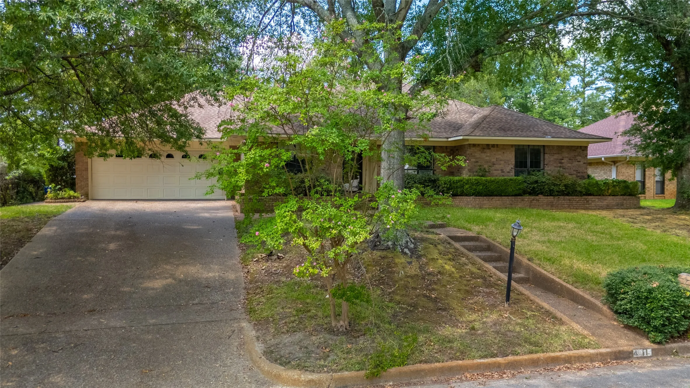 Single Family Residence For Sale in Smith County , 4915 Pine Knoll Street, Tyler, Texas 75703, 3 Bedroom, 3 Bathroom, 2 Garage spaces, 2,162 Sqft, built in 1982, mls#21380704, Real Estate Agent in Tyler, Homes For Sale in Smith county, Homes For Sale in Tyler, Realtor in Tyler Texas, Real Estate Brokerage Independent Realty Texas, Luminita Cordes Realtor