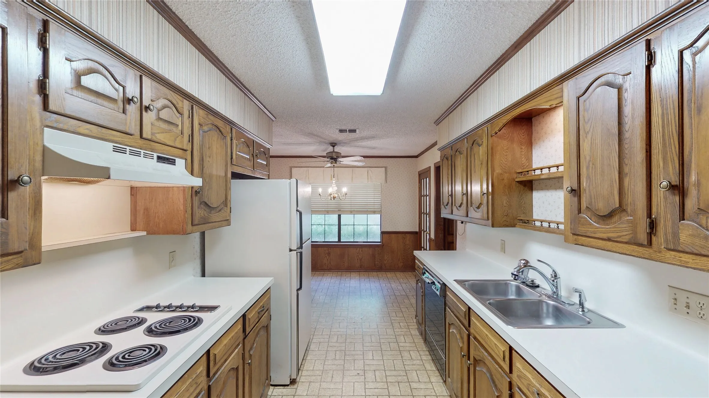 Single Family Residence For Sale in Smith County , 4915 Pine Knoll Street, Tyler, Texas 75703, 3 Bedroom, 3 Bathroom, 2 Garage spaces, 2,162 Sqft, built in 1982, mls#21380704, Real Estate Agent in Tyler, Homes For Sale in Smith county, Homes For Sale in Tyler, Realtor in Tyler Texas, Real Estate Brokerage Independent Realty Texas, Luminita Cordes Realtor
