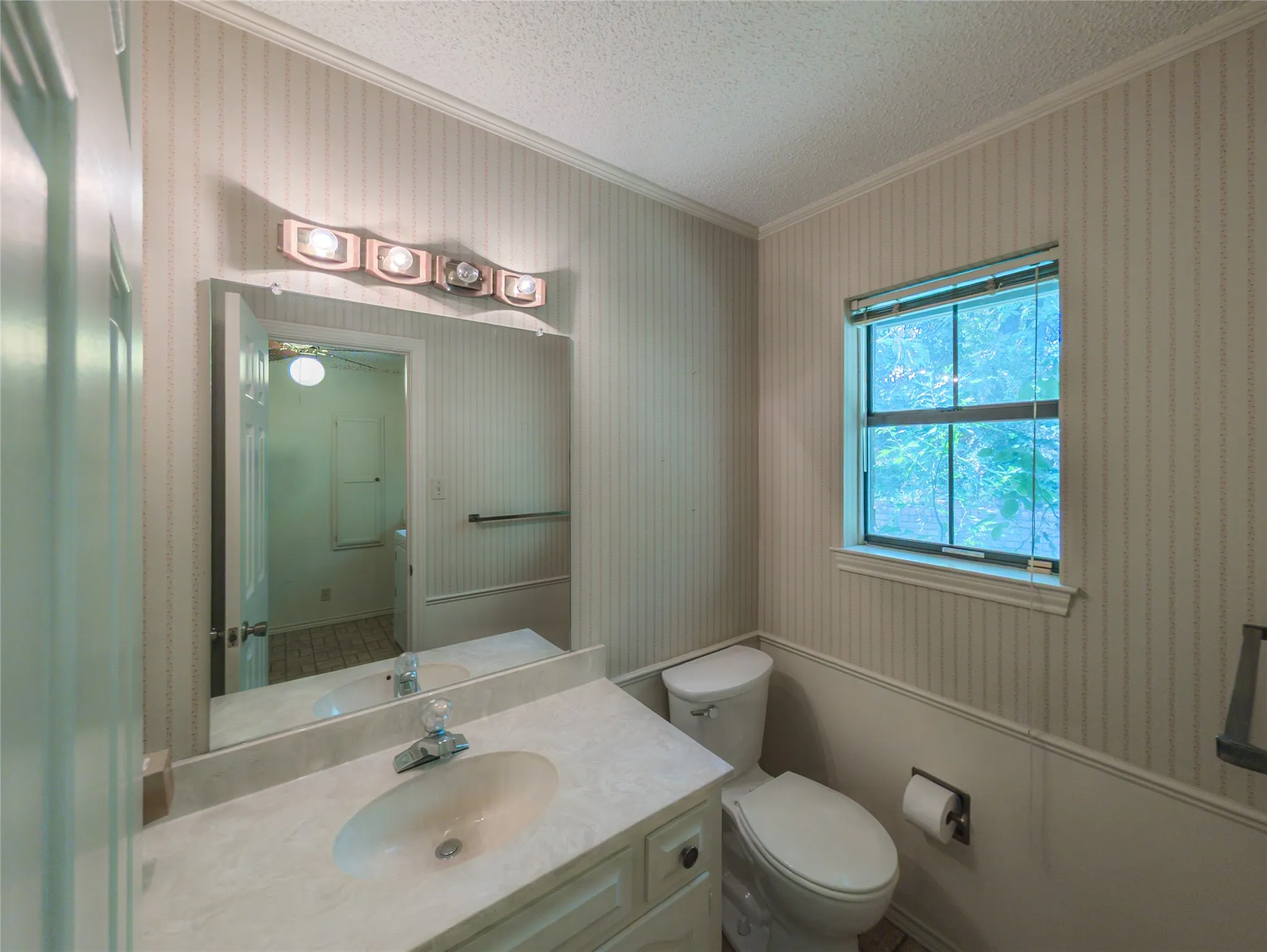 Single Family Residence For Sale in Smith County , 4915 Pine Knoll Street, Tyler, Texas 75703, 3 Bedroom, 3 Bathroom, 2 Garage spaces, 2,162 Sqft, built in 1982, mls#21380704, Real Estate Agent in Tyler, Homes For Sale in Smith county, Homes For Sale in Tyler, Realtor in Tyler Texas, Real Estate Brokerage Independent Realty Texas, Luminita Cordes Realtor