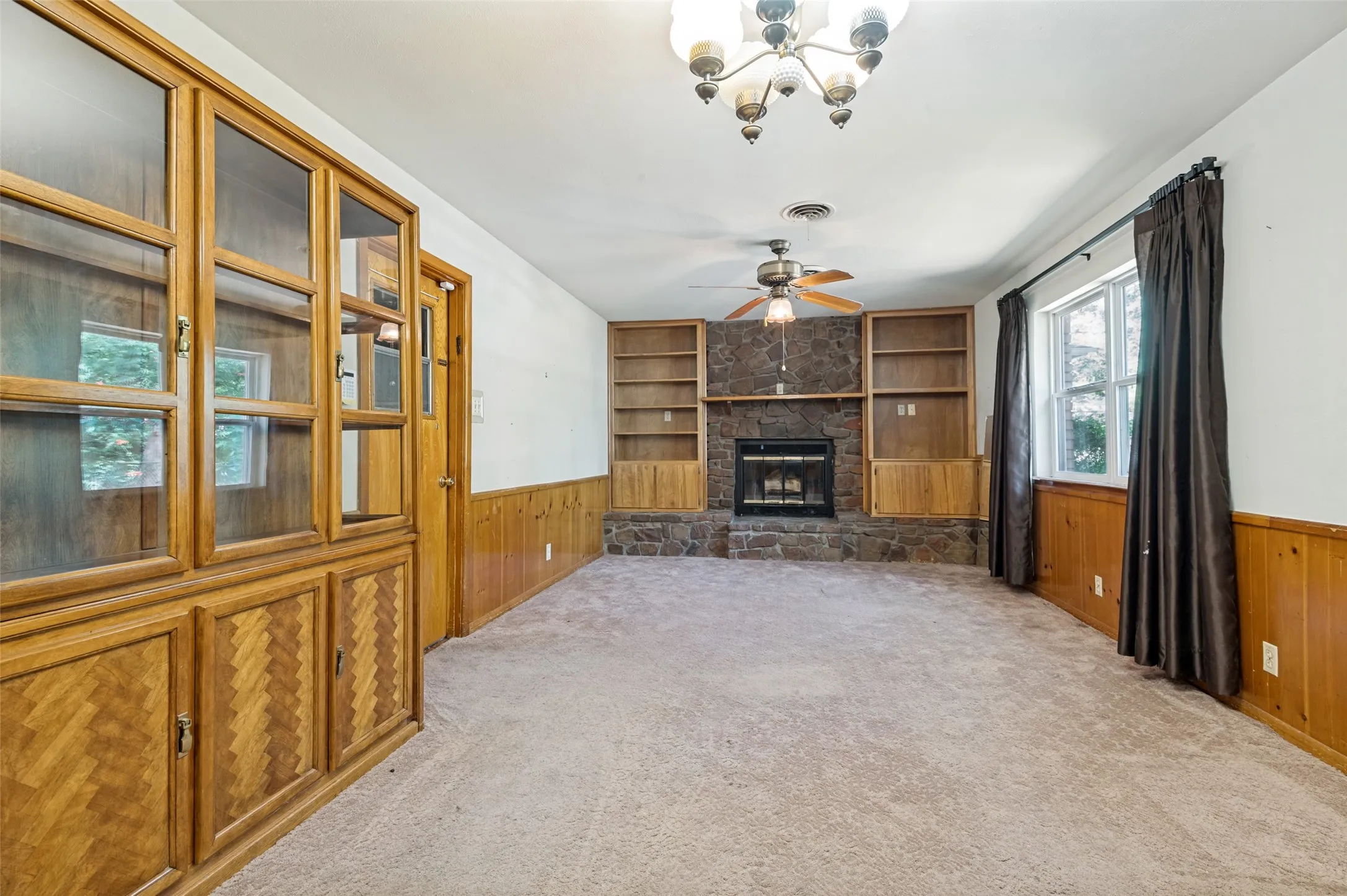 Single Family Residence For Sale in Tarrant County , 608 Woodcrest Drive, Hurst, Texas 76053, 3 Bedroom, 2 Bathroom, 2 Garage spaces, 1,610 Sqft, built in 1956, mls#21375251, Real Estate Agent in Hurst, Homes For Sale in Tarrant county, Homes For Sale in Hurst, Realtor in Hurst Texas, Real Estate Brokerage Independent Realty Texas, Luminita Cordes Realtor