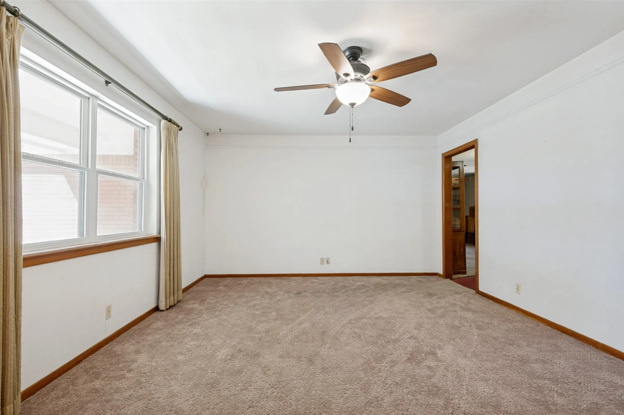 Single Family Residence For Sale in Tarrant County , 608 Woodcrest Drive, Hurst, Texas 76053, 3 Bedroom, 2 Bathroom, 2 Garage spaces, 1,610 Sqft, built in 1956, mls#21375251, Real Estate Agent in Hurst, Homes For Sale in Tarrant county, Homes For Sale in Hurst, Realtor in Hurst Texas, Real Estate Brokerage Independent Realty Texas, Luminita Cordes Realtor