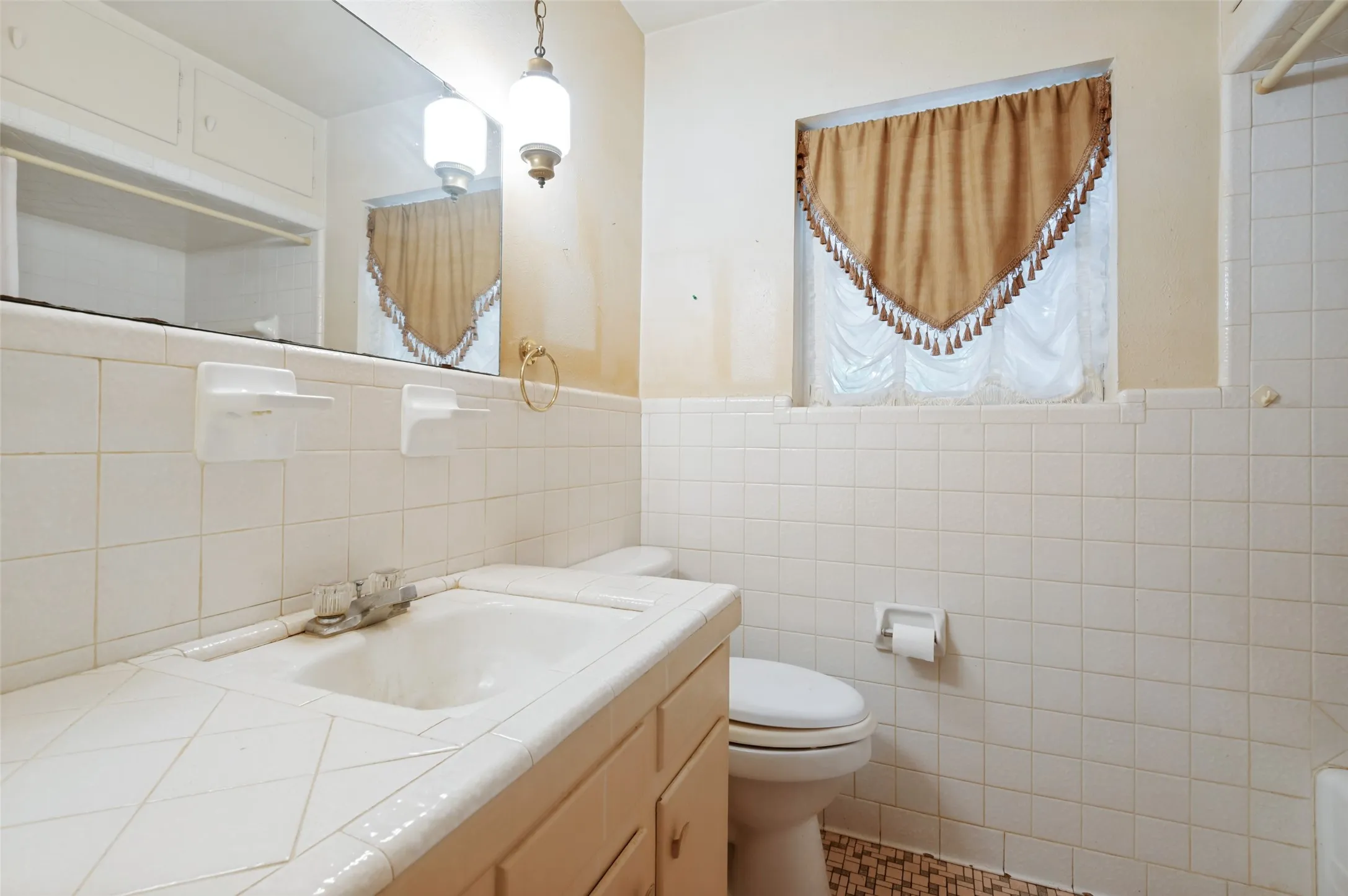 Single Family Residence For Sale in Tarrant County , 608 Woodcrest Drive, Hurst, Texas 76053, 3 Bedroom, 2 Bathroom, 2 Garage spaces, 1,610 Sqft, built in 1956, mls#21375251, Real Estate Agent in Hurst, Homes For Sale in Tarrant county, Homes For Sale in Hurst, Realtor in Hurst Texas, Real Estate Brokerage Independent Realty Texas, Luminita Cordes Realtor