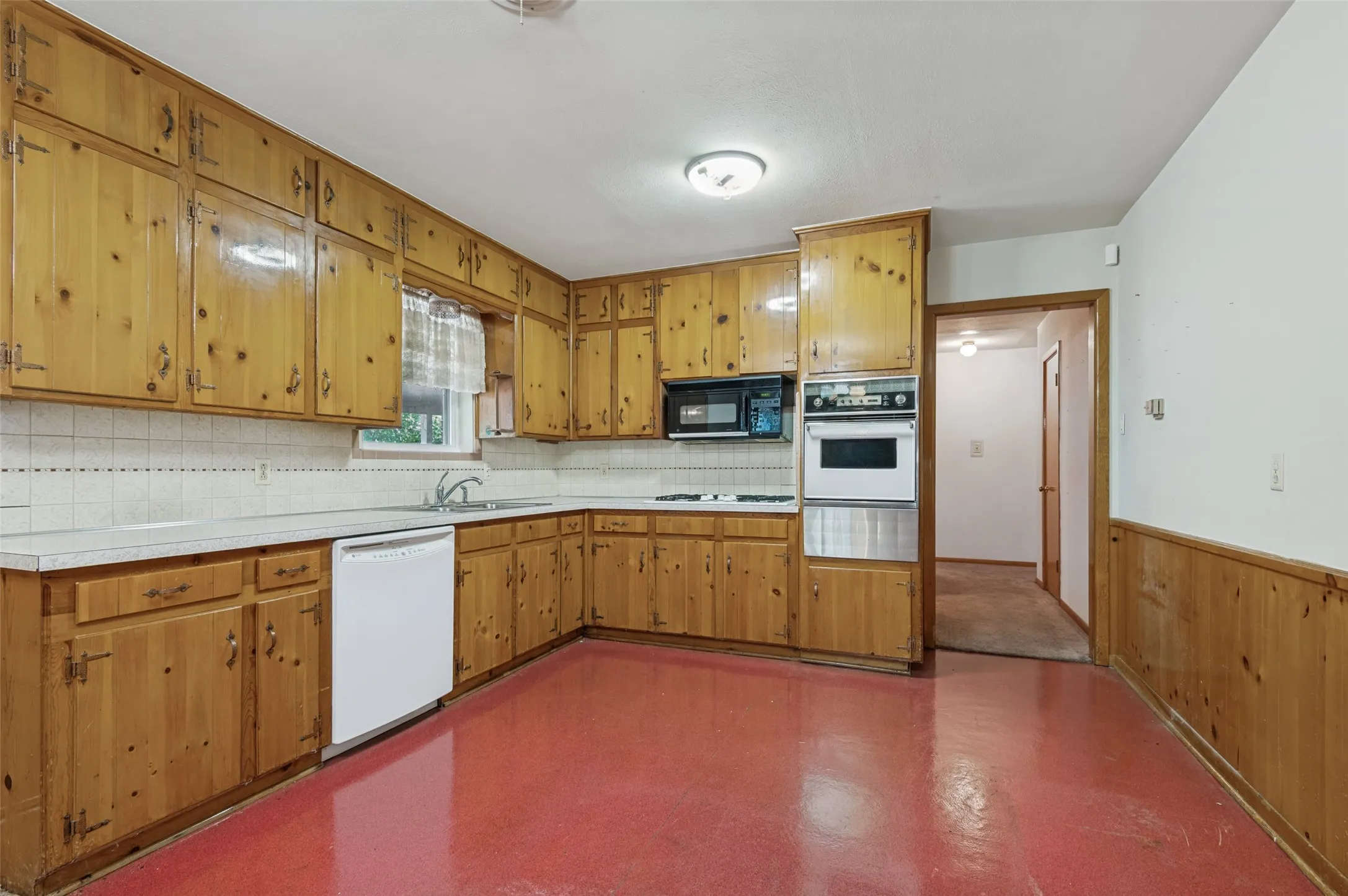 Single Family Residence For Sale in Tarrant County , 608 Woodcrest Drive, Hurst, Texas 76053, 3 Bedroom, 2 Bathroom, 2 Garage spaces, 1,610 Sqft, built in 1956, mls#21375251, Real Estate Agent in Hurst, Homes For Sale in Tarrant county, Homes For Sale in Hurst, Realtor in Hurst Texas, Real Estate Brokerage Independent Realty Texas, Luminita Cordes Realtor