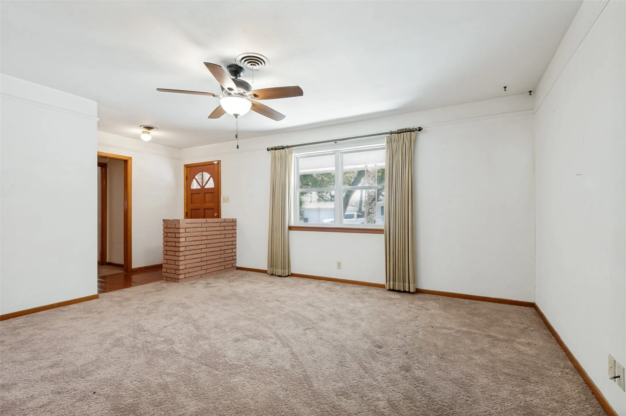 Single Family Residence For Sale in Tarrant County , 608 Woodcrest Drive, Hurst, Texas 76053, 3 Bedroom, 2 Bathroom, 2 Garage spaces, 1,610 Sqft, built in 1956, mls#21375251, Real Estate Agent in Hurst, Homes For Sale in Tarrant county, Homes For Sale in Hurst, Realtor in Hurst Texas, Real Estate Brokerage Independent Realty Texas, Luminita Cordes Realtor