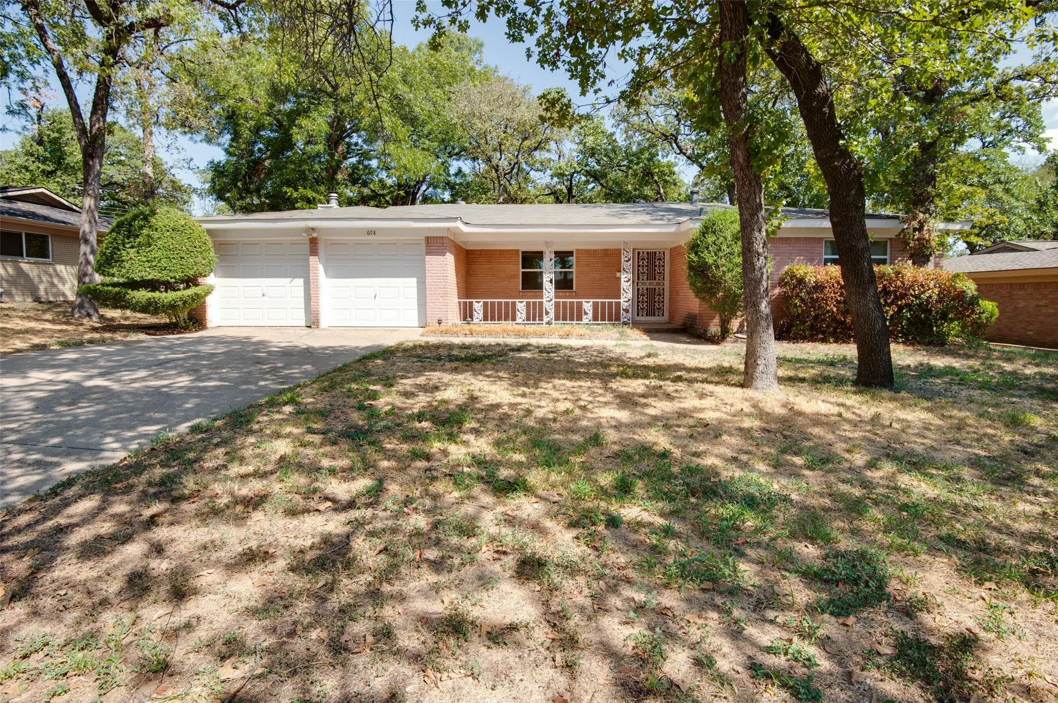 Single Family Residence For Sale in Tarrant County , 608 Woodcrest Drive, Hurst, Texas 76053, 3 Bedroom, 2 Bathroom, 2 Garage spaces, 1,610 Sqft, built in 1956, mls#21375251, Real Estate Agent in Hurst, Homes For Sale in Tarrant county, Homes For Sale in Hurst, Realtor in Hurst Texas, Real Estate Brokerage Independent Realty Texas, Luminita Cordes Realtor