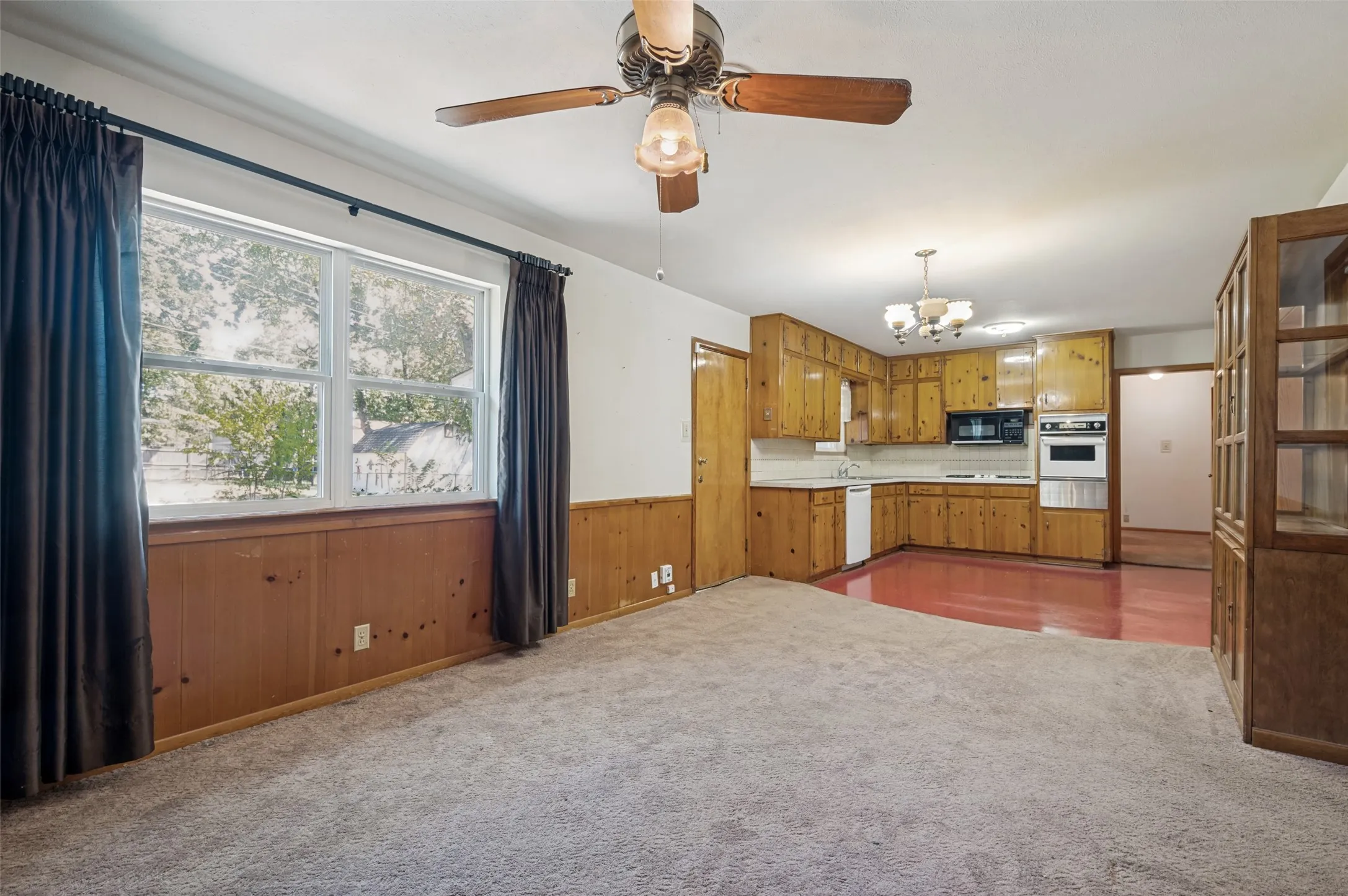 Single Family Residence For Sale in Tarrant County , 608 Woodcrest Drive, Hurst, Texas 76053, 3 Bedroom, 2 Bathroom, 2 Garage spaces, 1,610 Sqft, built in 1956, mls#21375251, Real Estate Agent in Hurst, Homes For Sale in Tarrant county, Homes For Sale in Hurst, Realtor in Hurst Texas, Real Estate Brokerage Independent Realty Texas, Luminita Cordes Realtor