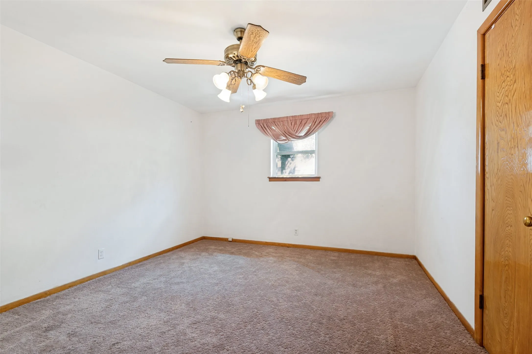 Single Family Residence For Sale in Tarrant County , 608 Woodcrest Drive, Hurst, Texas 76053, 3 Bedroom, 2 Bathroom, 2 Garage spaces, 1,610 Sqft, built in 1956, mls#21375251, Real Estate Agent in Hurst, Homes For Sale in Tarrant county, Homes For Sale in Hurst, Realtor in Hurst Texas, Real Estate Brokerage Independent Realty Texas, Luminita Cordes Realtor