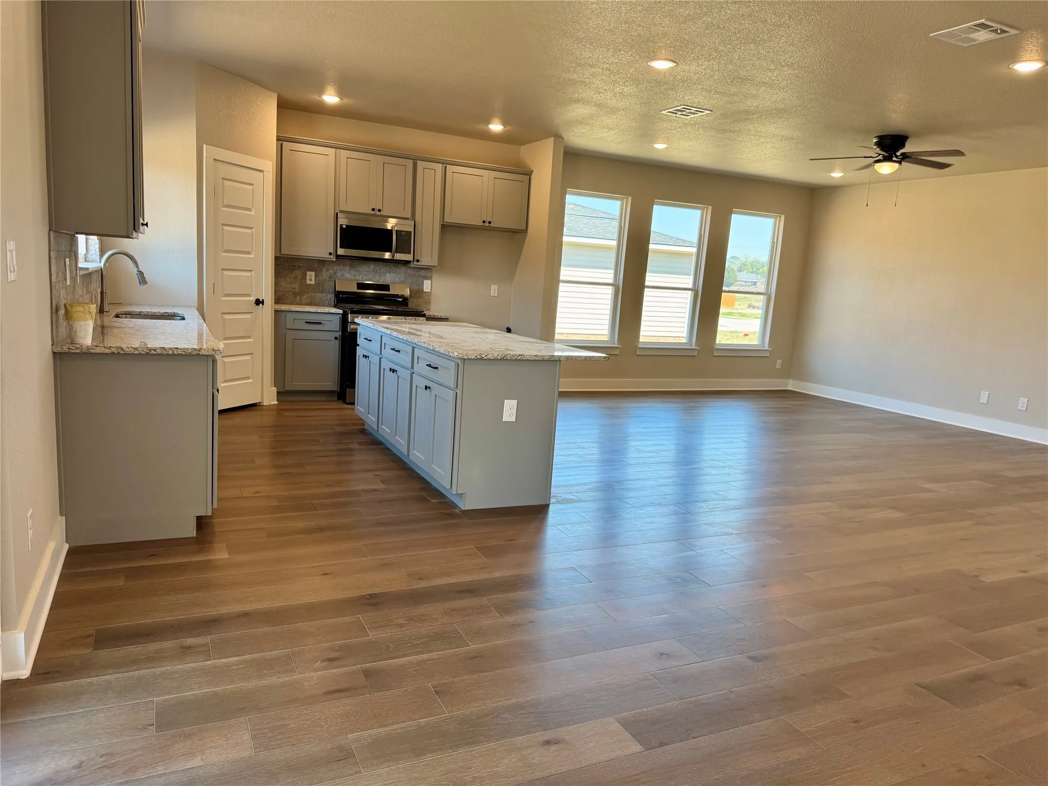 Single Family Residence For Rent in Smith County , 15532 Greenhouse Way, Lindale, Texas 75771, 3 Bedroom, 2 Bathroom, 2 Garage spaces, 1,607 Sqft, built in 2025, mls#21382103, Real Estate Agent in Lindale, Homes For Rent in Smith county, Homes For Rent in Lindale, Realtor in Lindale Texas, Real Estate Brokerage Independent Realty Texas, Luminita Cordes Realtor