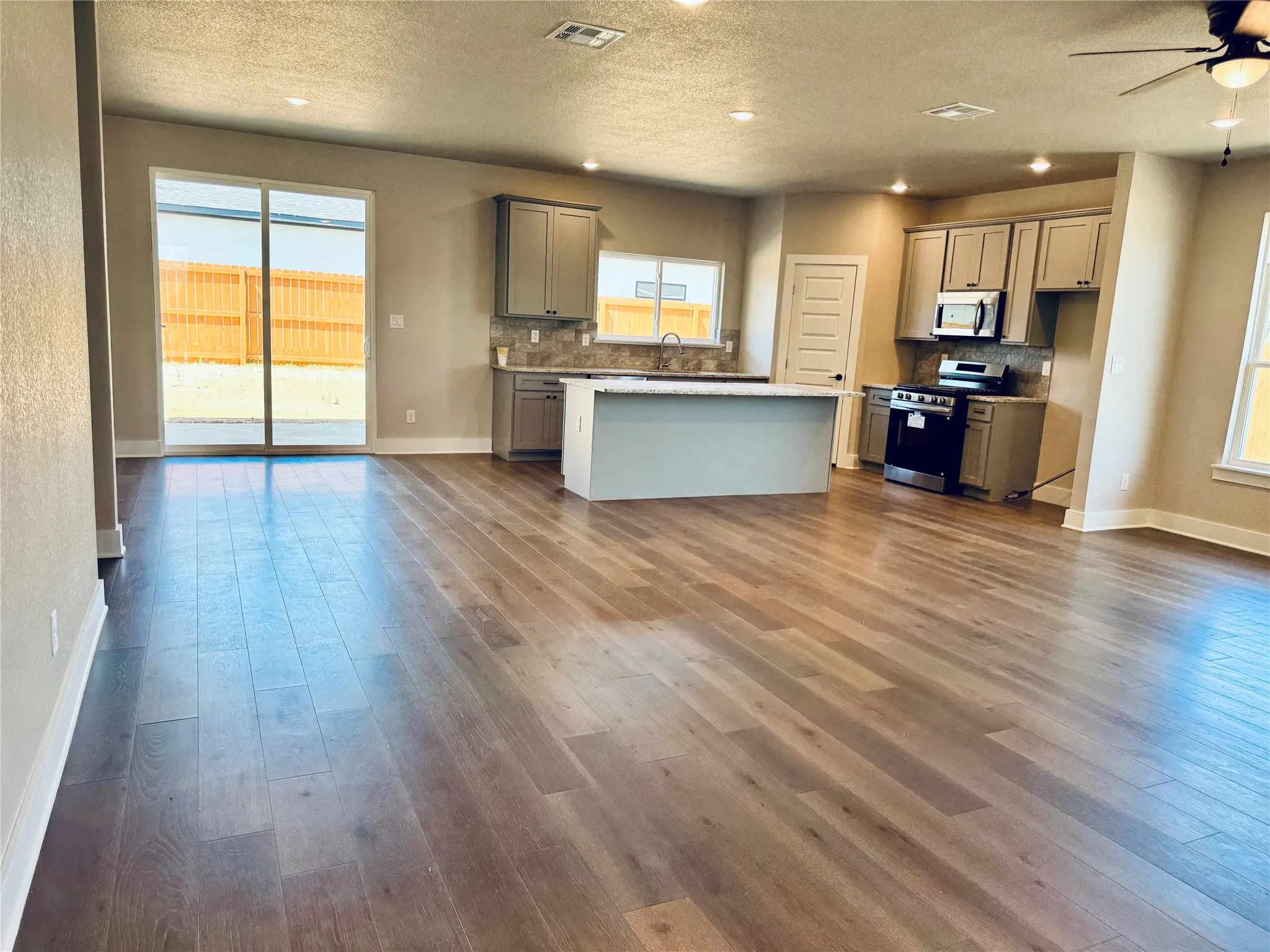 Single Family Residence For Rent in Smith County , 15532 Greenhouse Way, Lindale, Texas 75771, 3 Bedroom, 2 Bathroom, 2 Garage spaces, 1,607 Sqft, built in 2025, mls#21382103, Real Estate Agent in Lindale, Homes For Rent in Smith county, Homes For Rent in Lindale, Realtor in Lindale Texas, Real Estate Brokerage Independent Realty Texas, Luminita Cordes Realtor