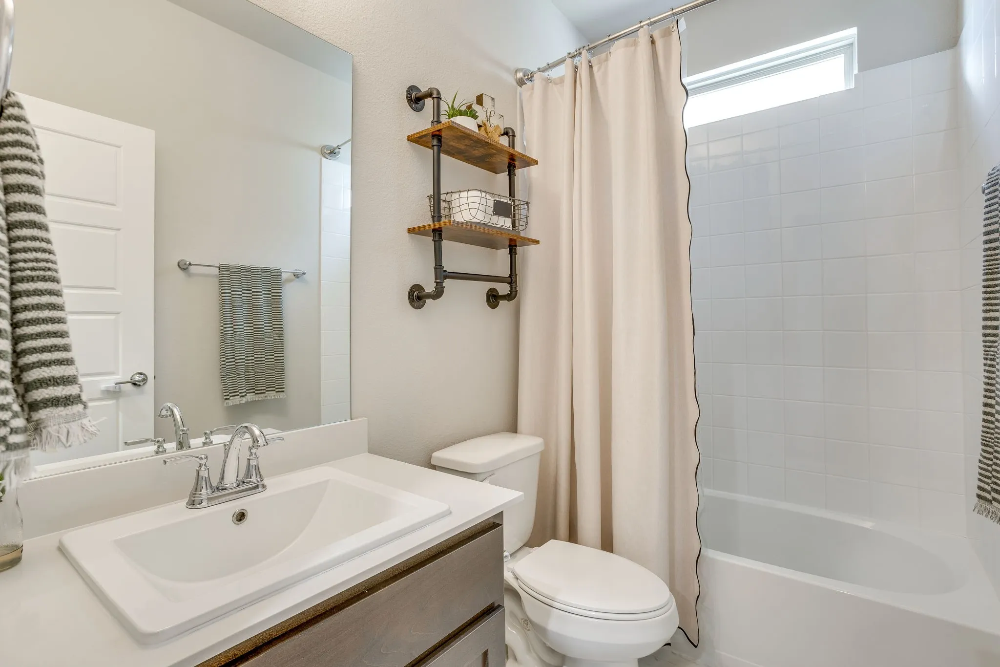 Single Family Residence For Sale in Tarrant County , 5577 Summit Creek Road, Fort Worth, Texas 76126, 5 Bedroom, 4 Bathroom, 2 Garage spaces, 3,676 Sqft, built in 2022, mls#21382105, Real Estate Agent in Fort Worth, Homes For Sale in Tarrant county, Homes For Sale in Fort Worth, Realtor in Fort Worth Texas, Real Estate Brokerage Independent Realty Texas, Luminita Cordes Realtor